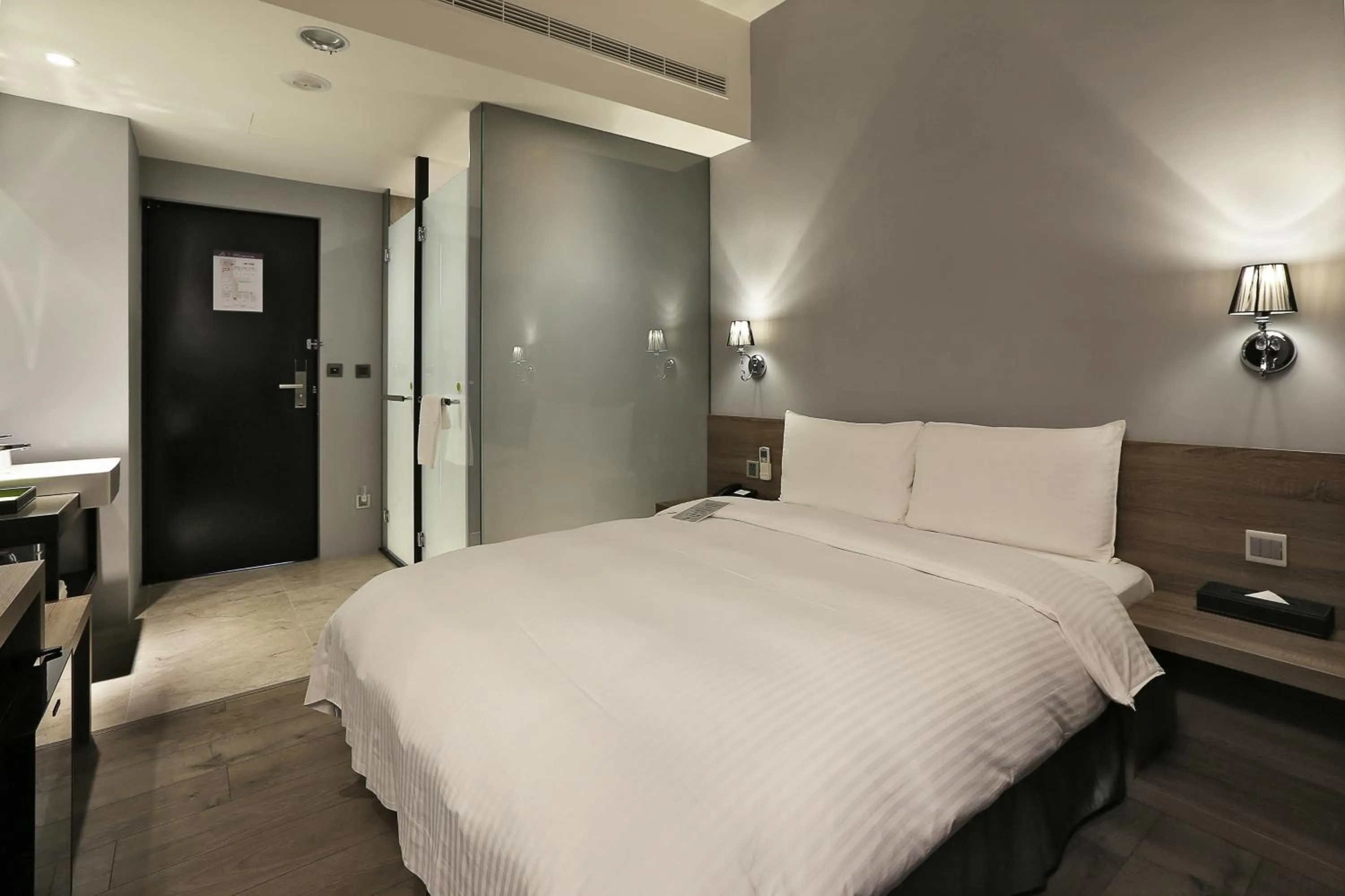 Photo of the whole room, Bed in Miller Inn