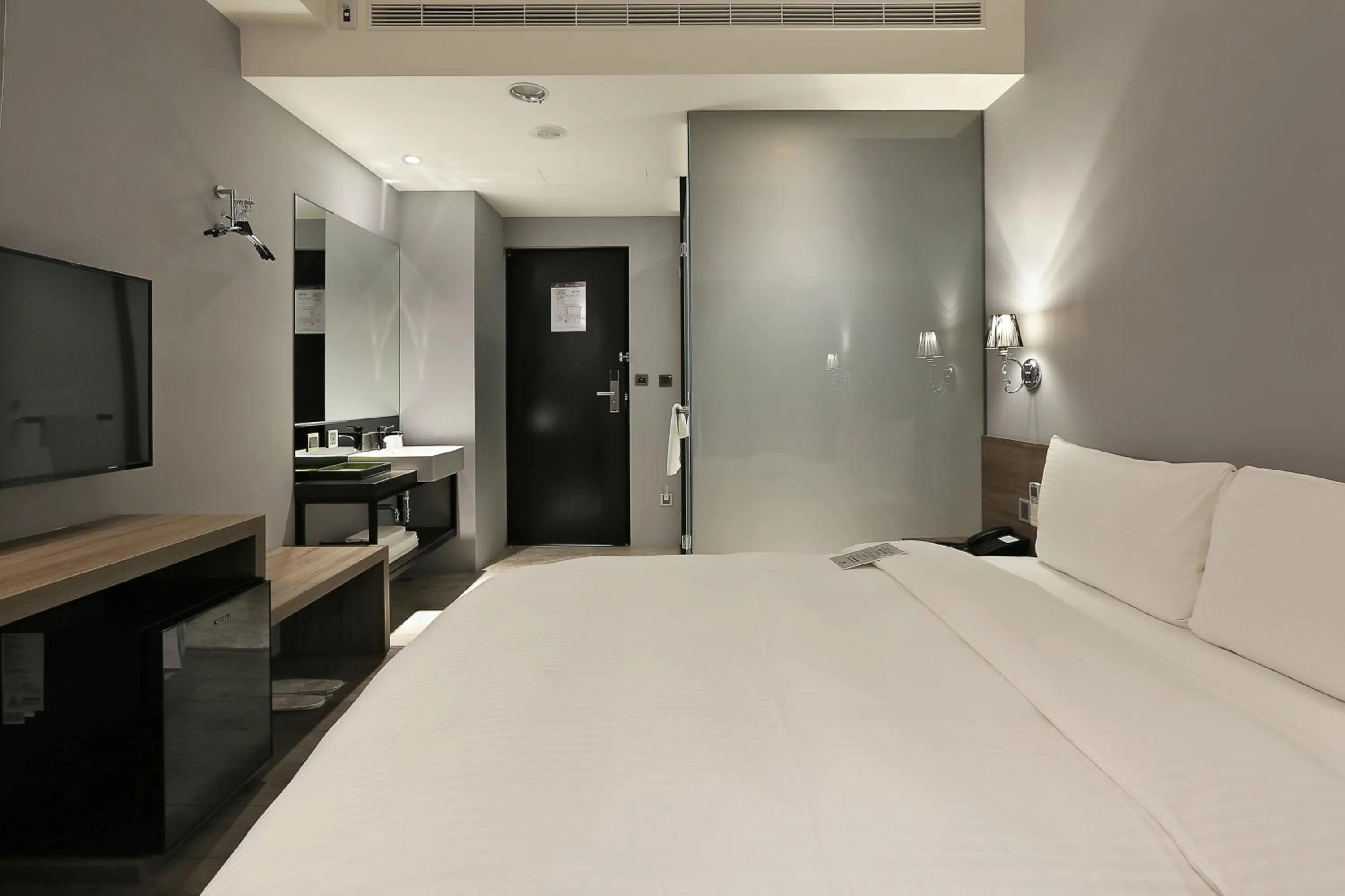 Photo of the whole room, Bed in Miller Inn