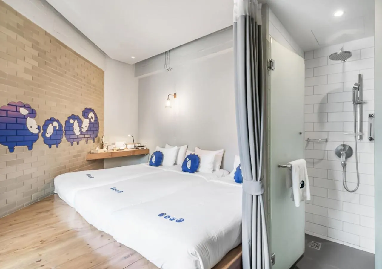 Bathroom, Bed in Kokotel Bangkok Surawong