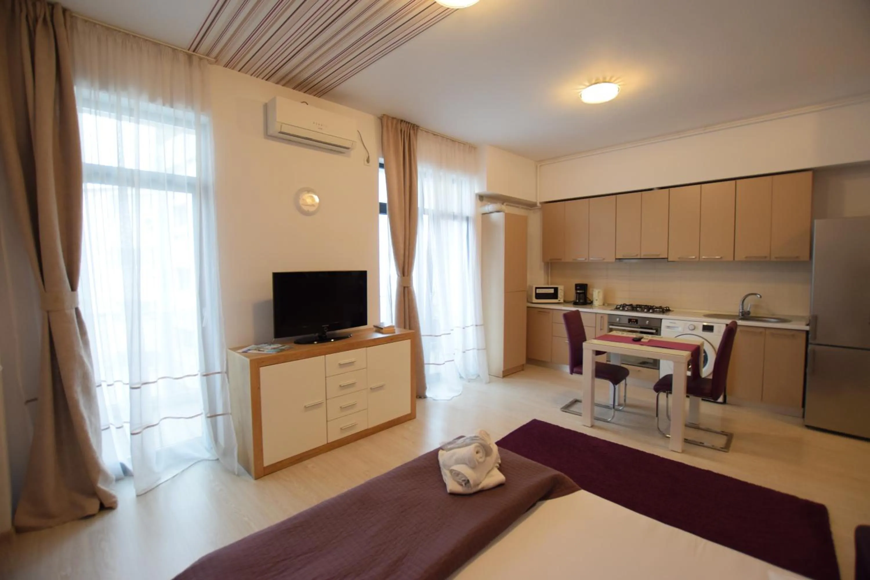 TV and multimedia, Bed in Uptown Residence Apartments