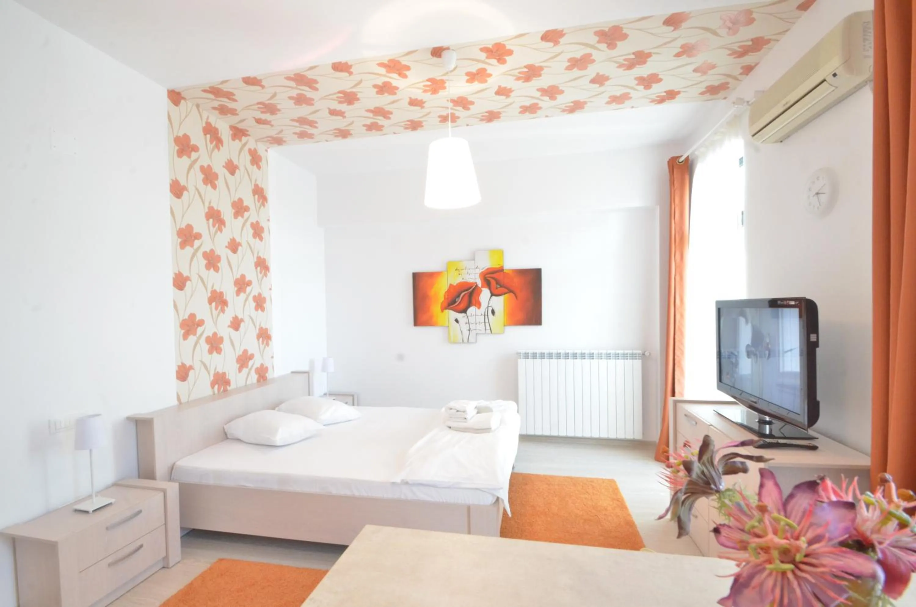 Photo of the whole room, Bed in Uptown Residence Apartments