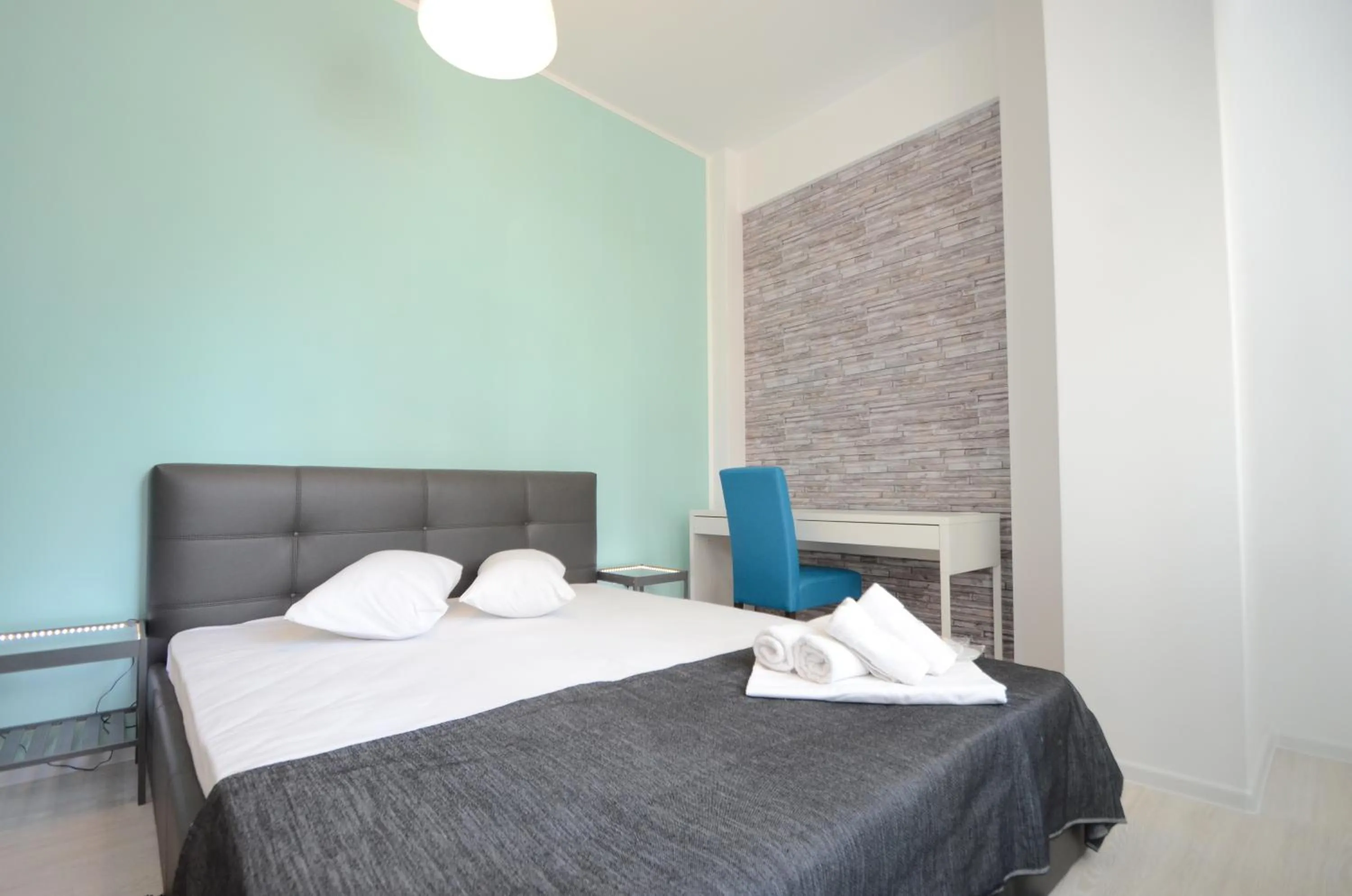 Bedroom, Bed in Uptown Residence Apartments