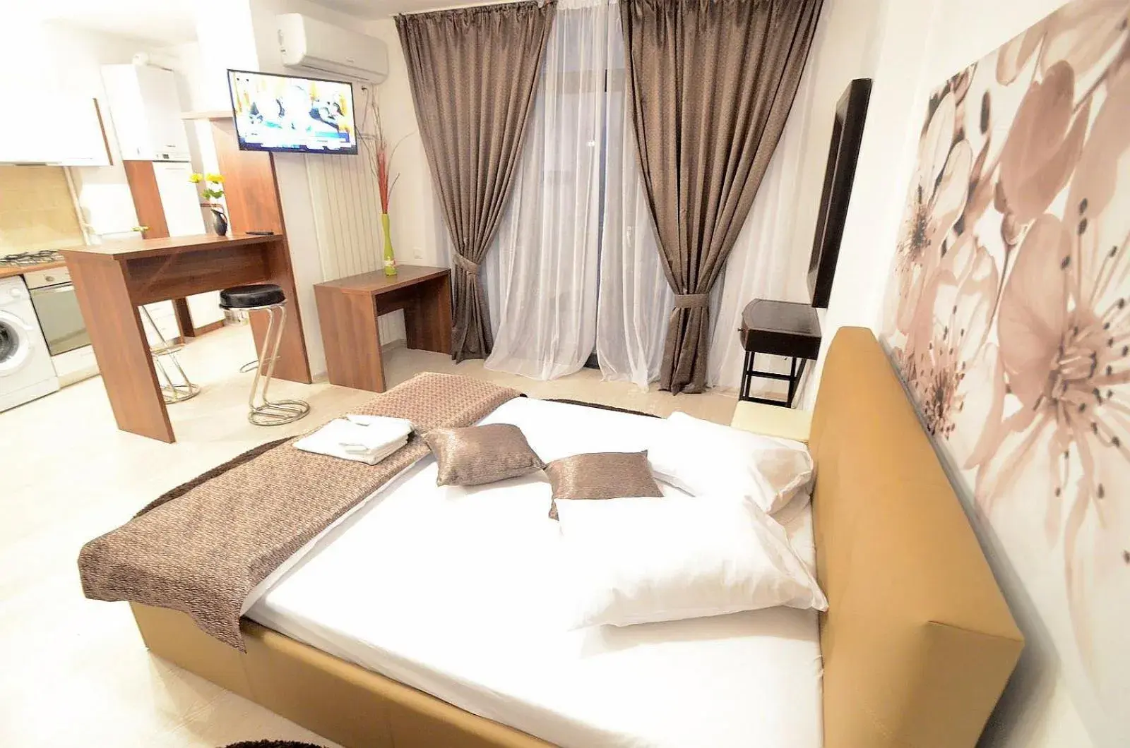 Kitchen or kitchenette, Bed in Uptown Residence Apartments Kitchen or kitchenette, Bed in Uptown Residence Apartments