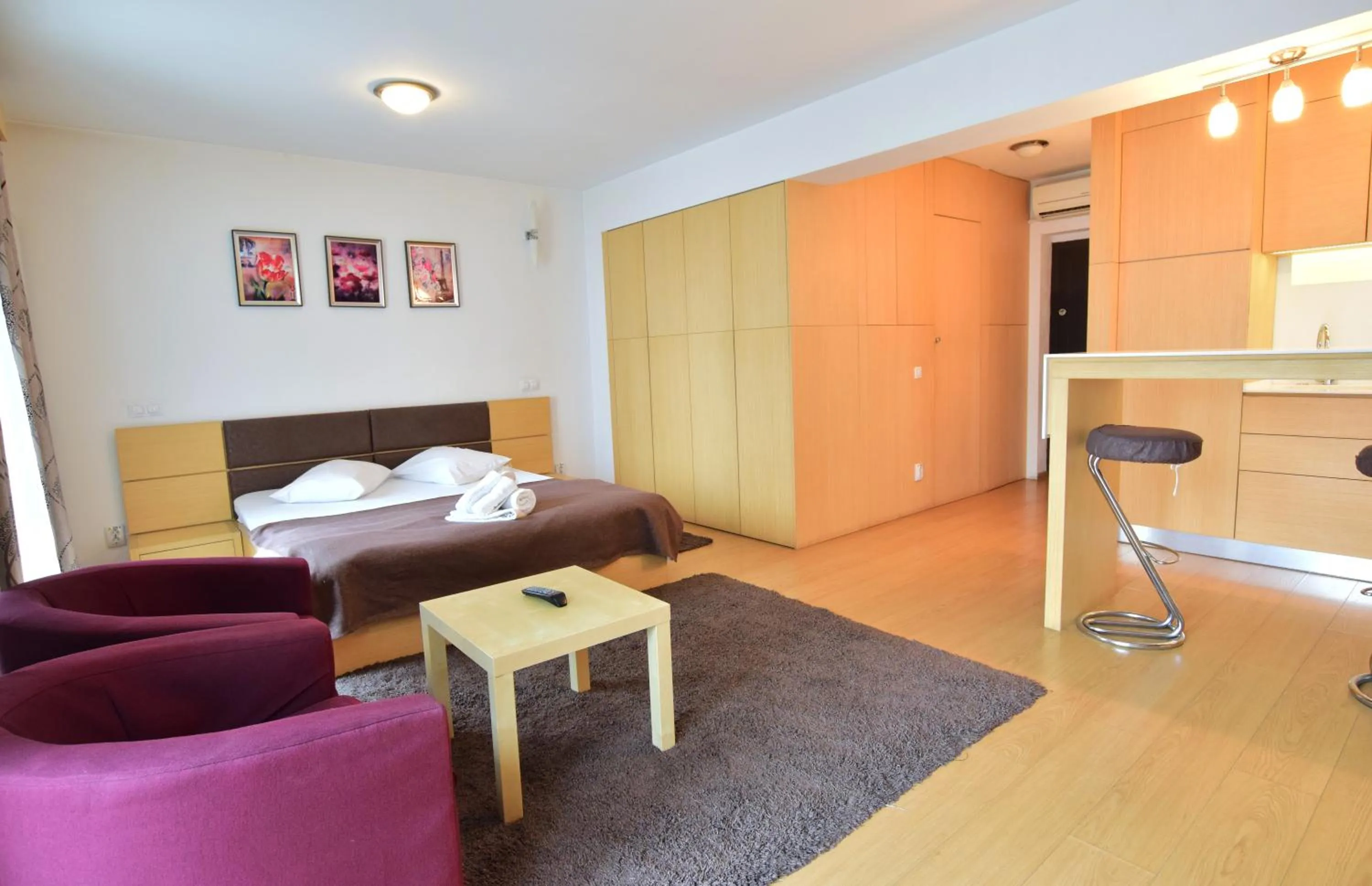 Living room, Bed in Decebal Residence Apartments