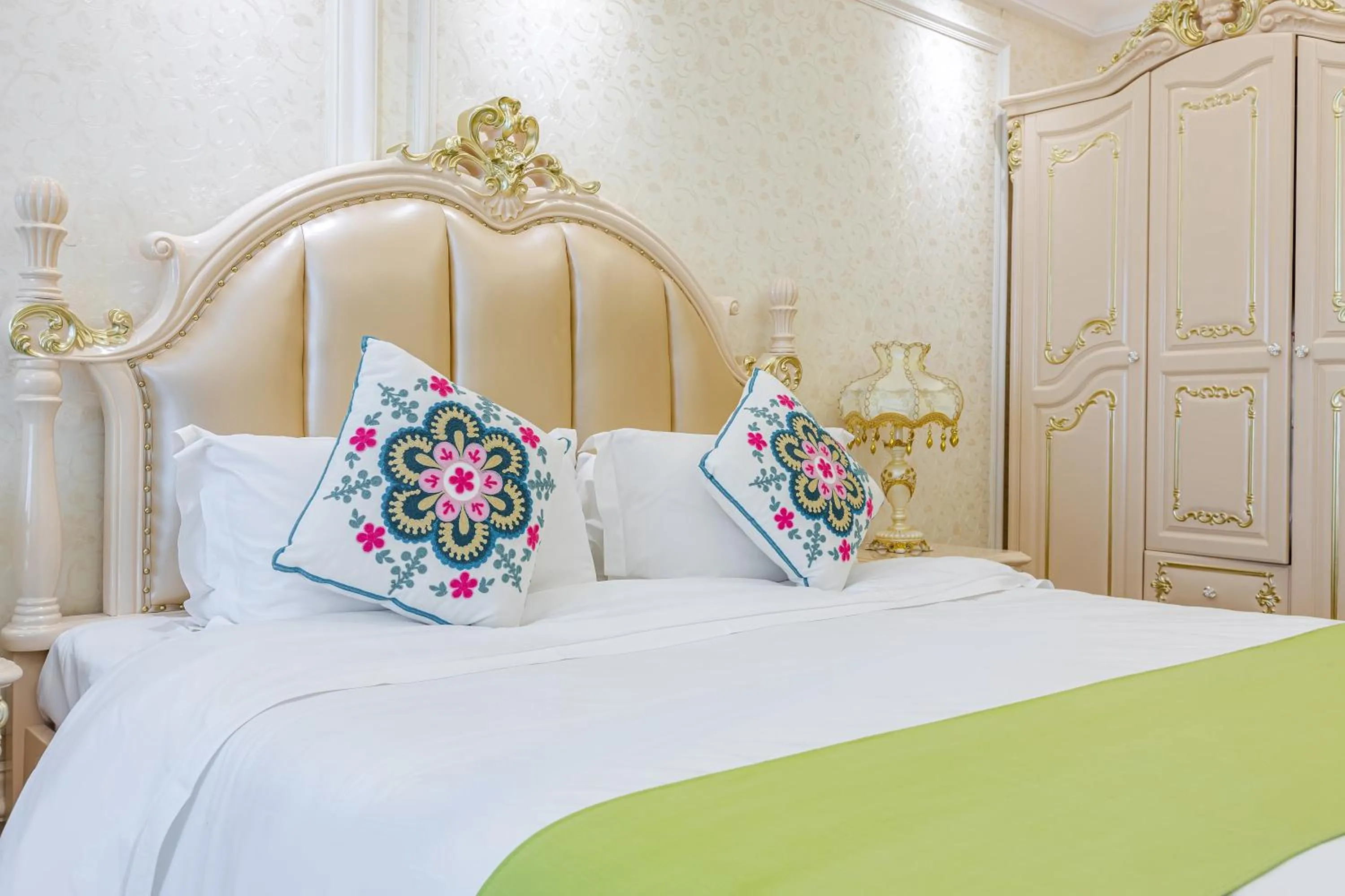 Bed in WAIFIDEN Guangzhou HaiZhu Square WanYi Apartment