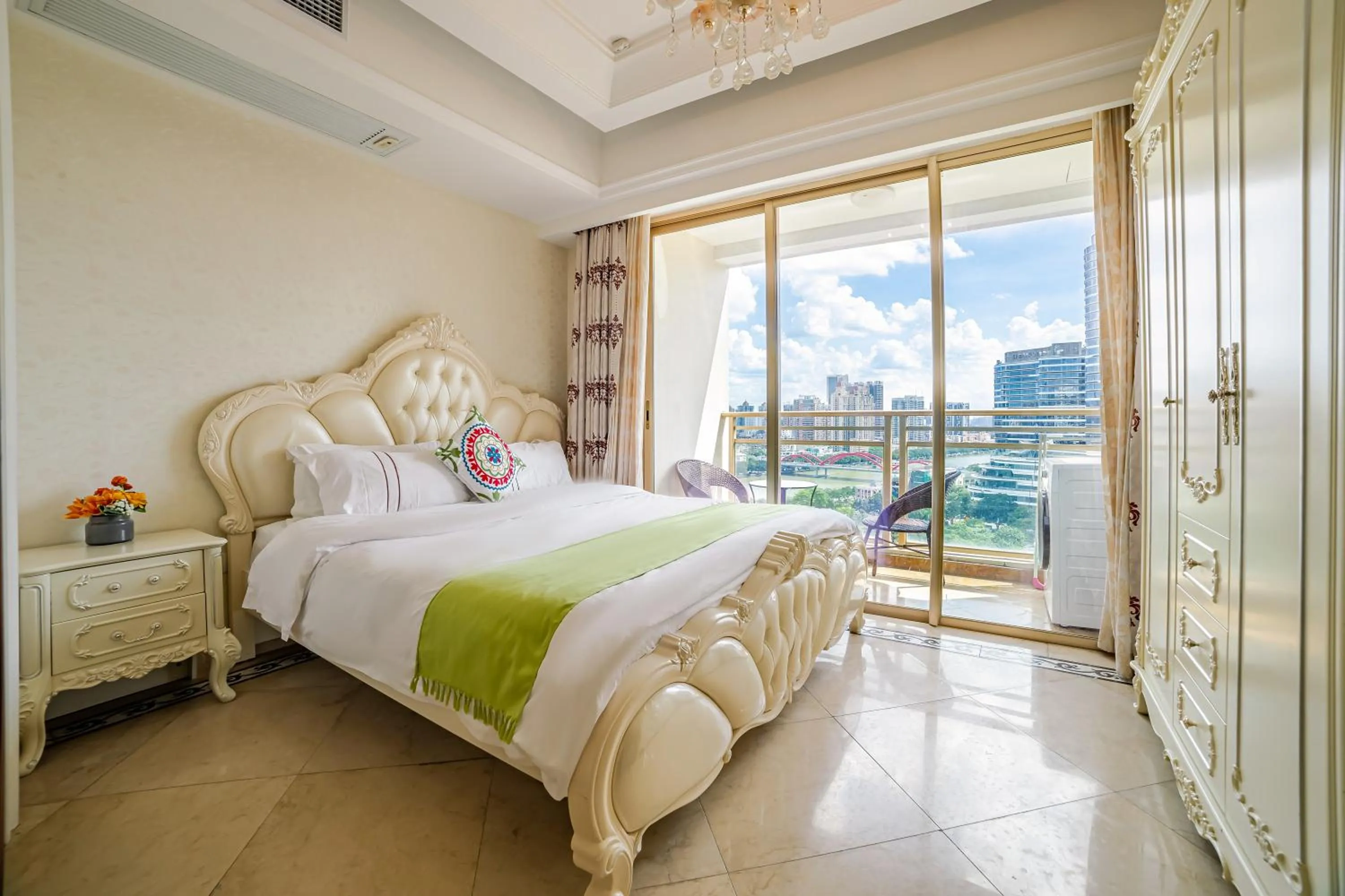 Bed in WAIFIDEN Guangzhou HaiZhu Square WanYi Apartment