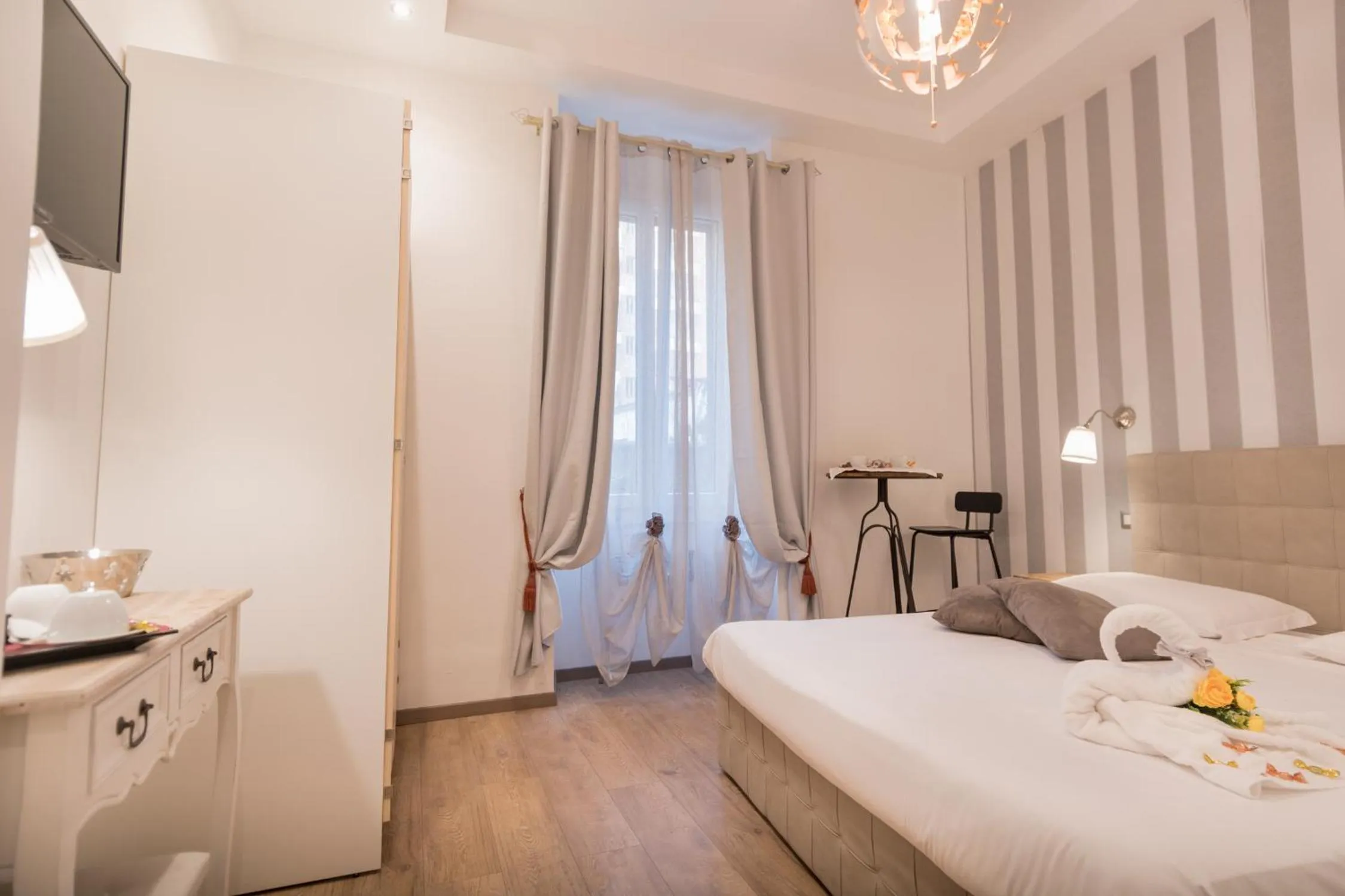 Bedroom, Bed in Your Vatican Suite