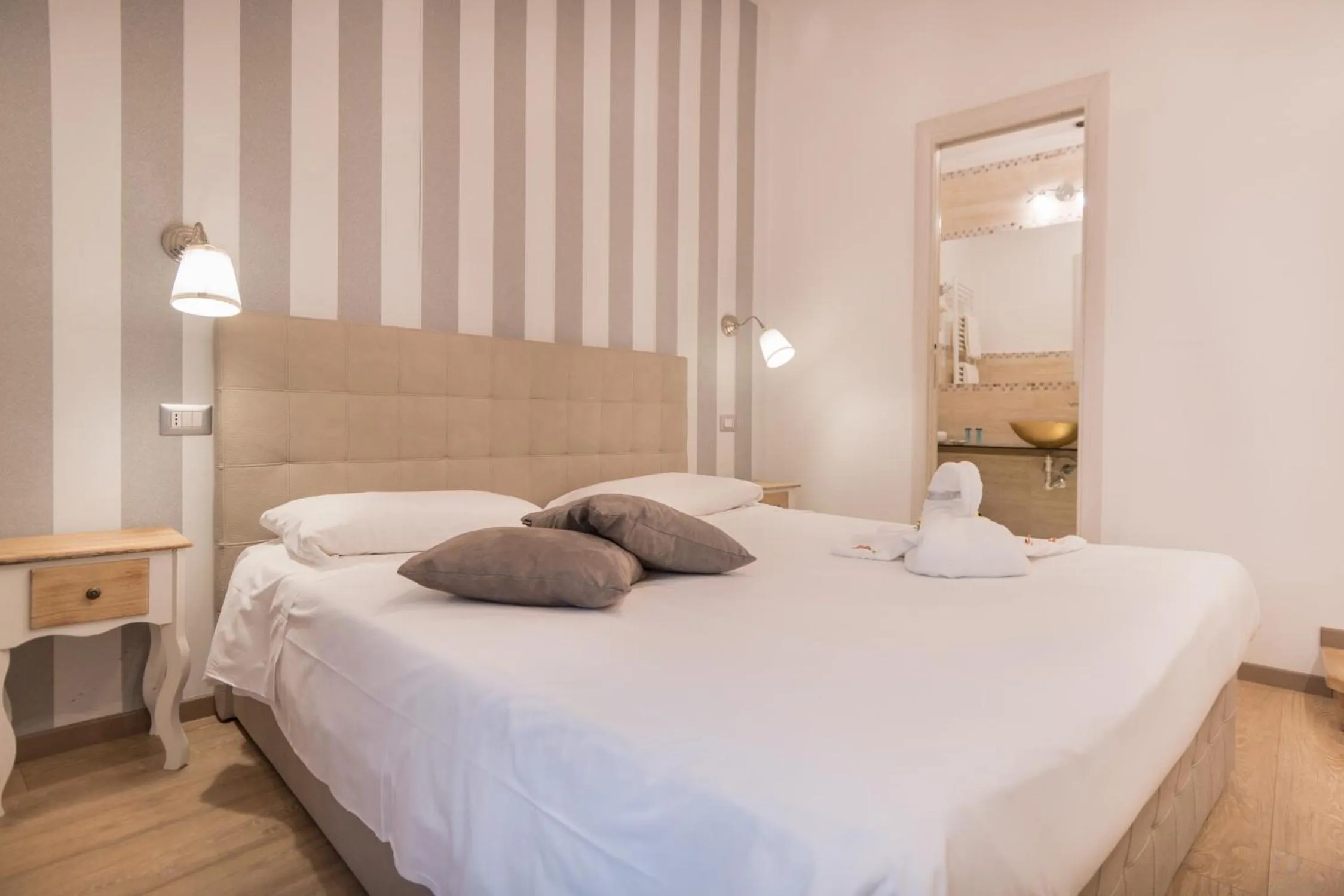 Bedroom, Bed in Your Vatican Suite