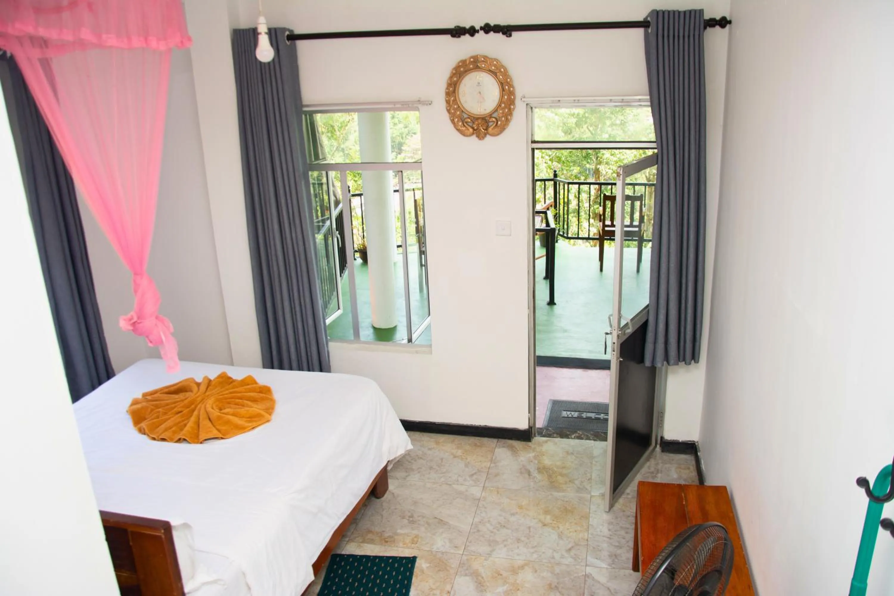 Photo of the whole room, Bed in 9 Arch view rest inn