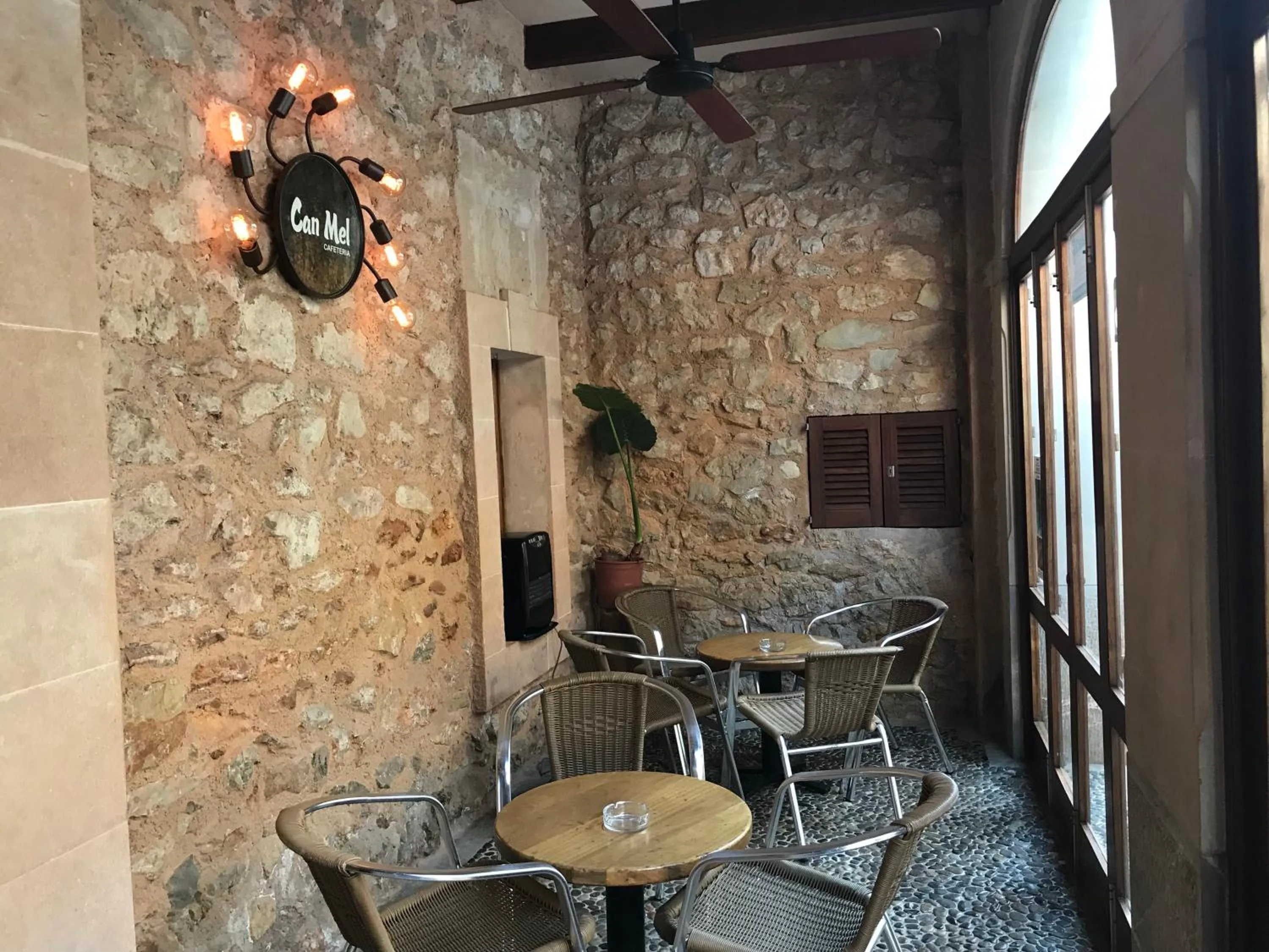 Food and drinks in Petit Hotel C'an Mel