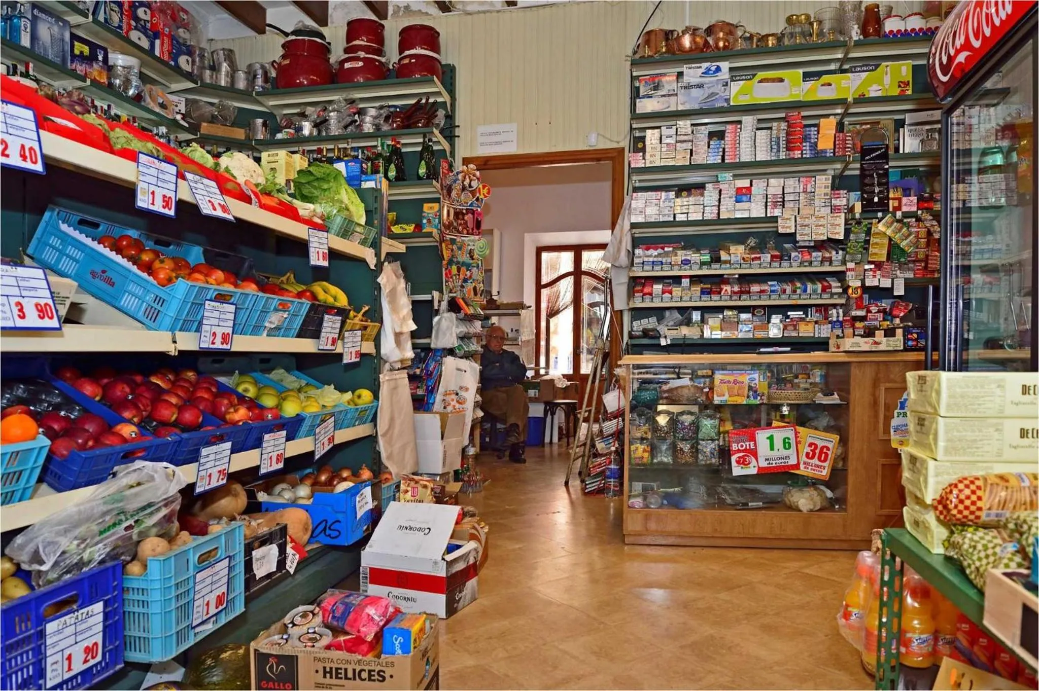 On-site shops in Petit Hotel C'an Mel