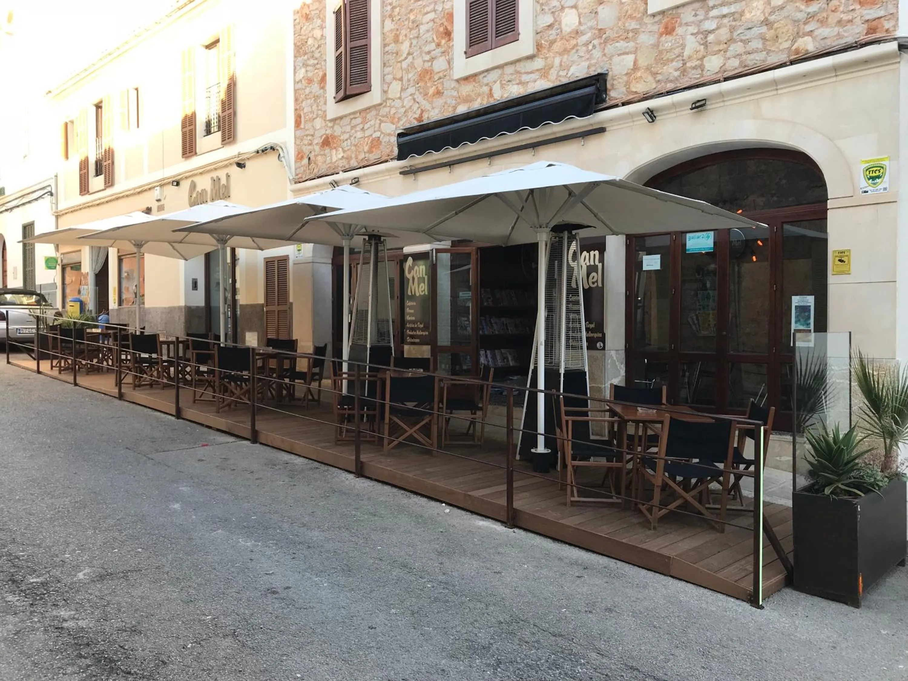 Food and drinks in Petit Hotel C'an Mel