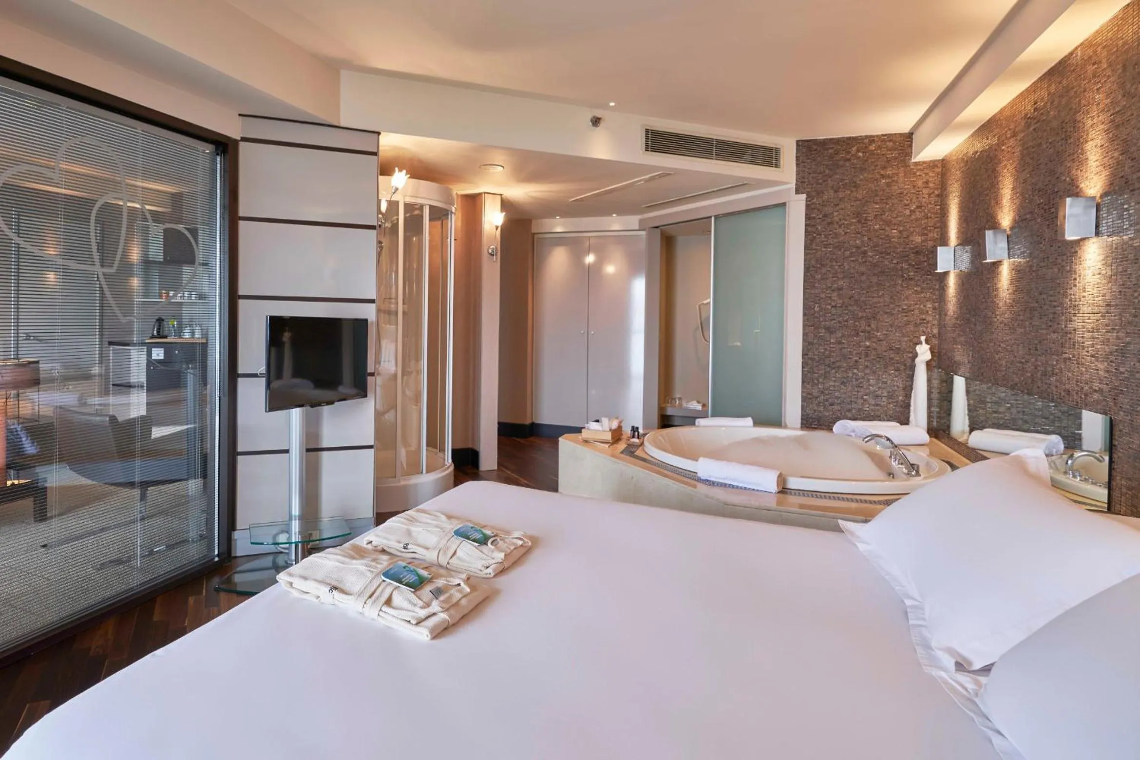 Shower, Bed in Richmond Nua Wellness Spa - Adult Only