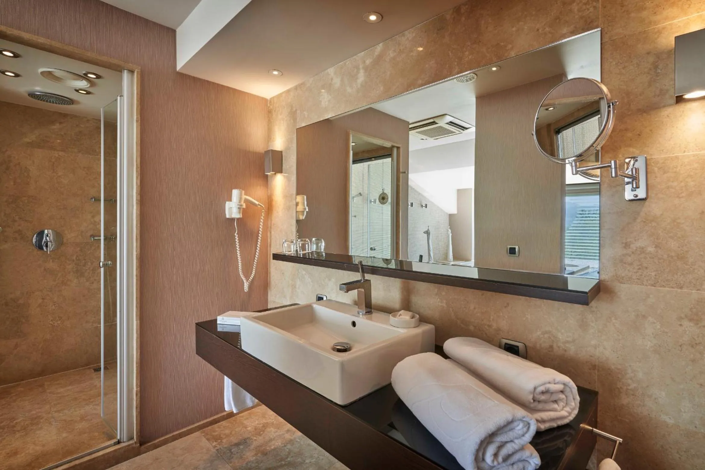 Shower in Richmond Nua Wellness Spa - Adult Only