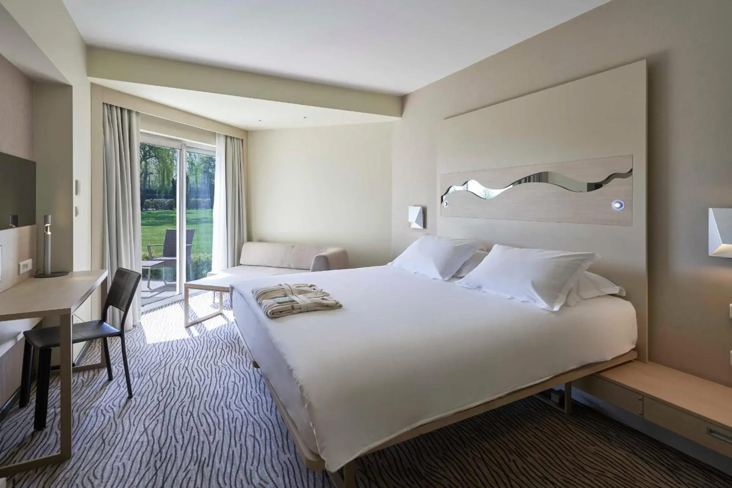 Bed in Richmond Nua Wellness Spa - Adult Only Bed in Richmond Nua Wellness Spa - Adult Only