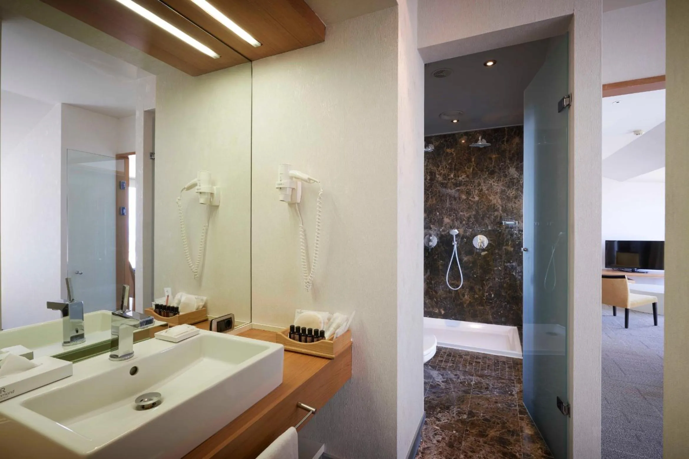 Shower in Richmond Nua Wellness Spa - Adult Only