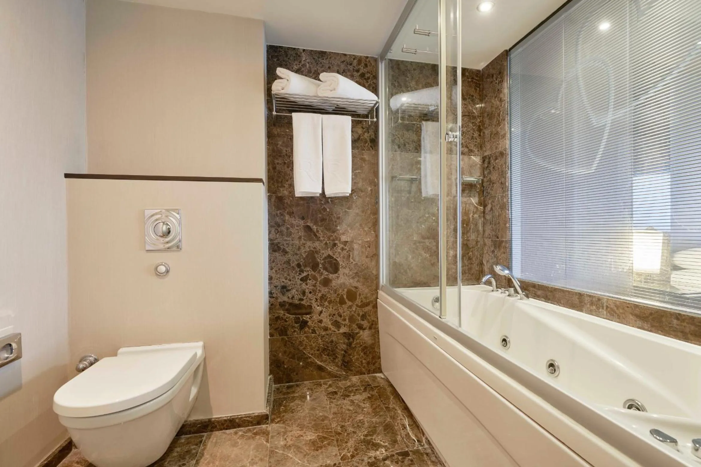 Shower in Richmond Nua Wellness Spa - Adult Only