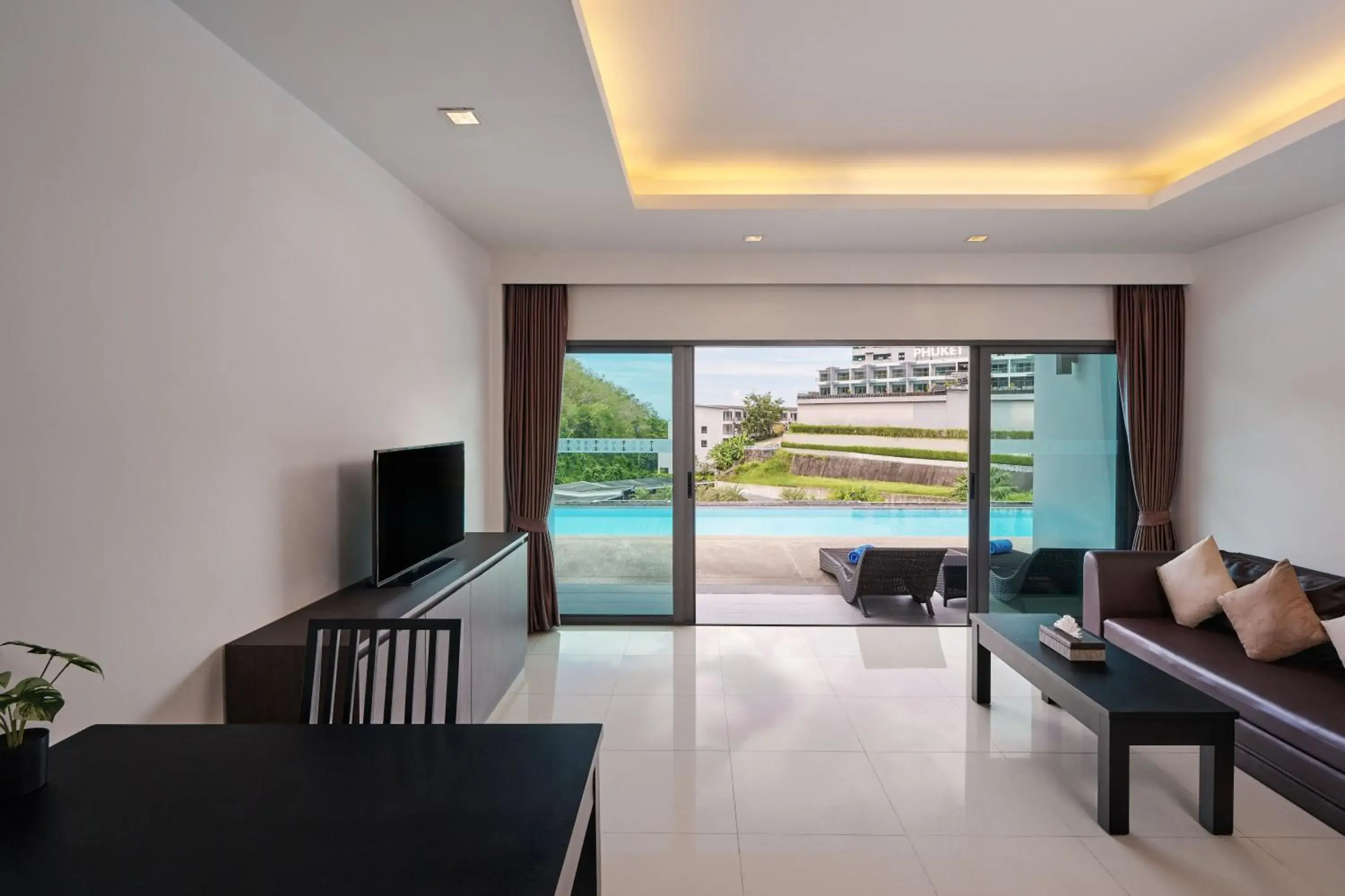 One Bedroom Suite Pool Access in Patong Bay Hill One Bedroom Suite Pool Access in Patong Bay Hill