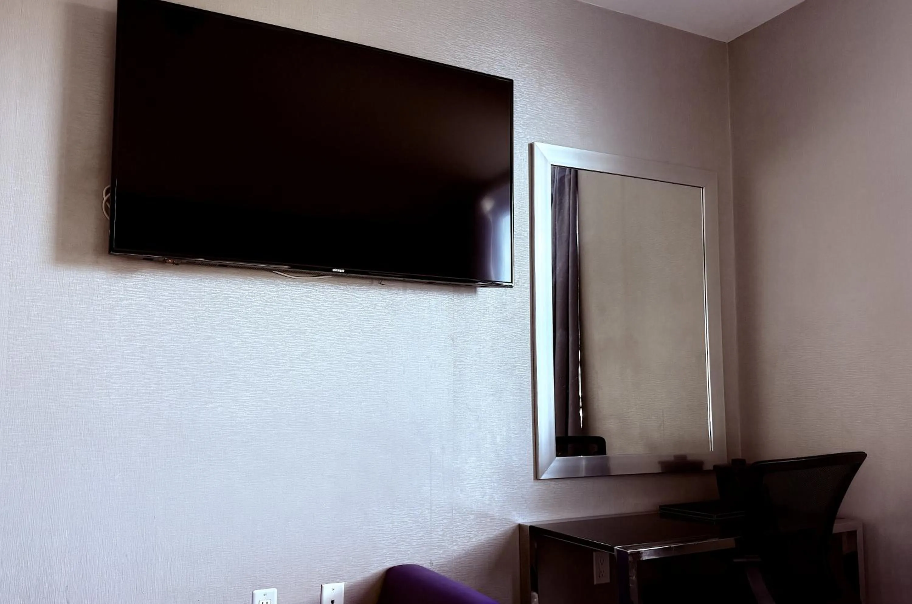 Evening entertainment in Umbrella Hotel Bronx