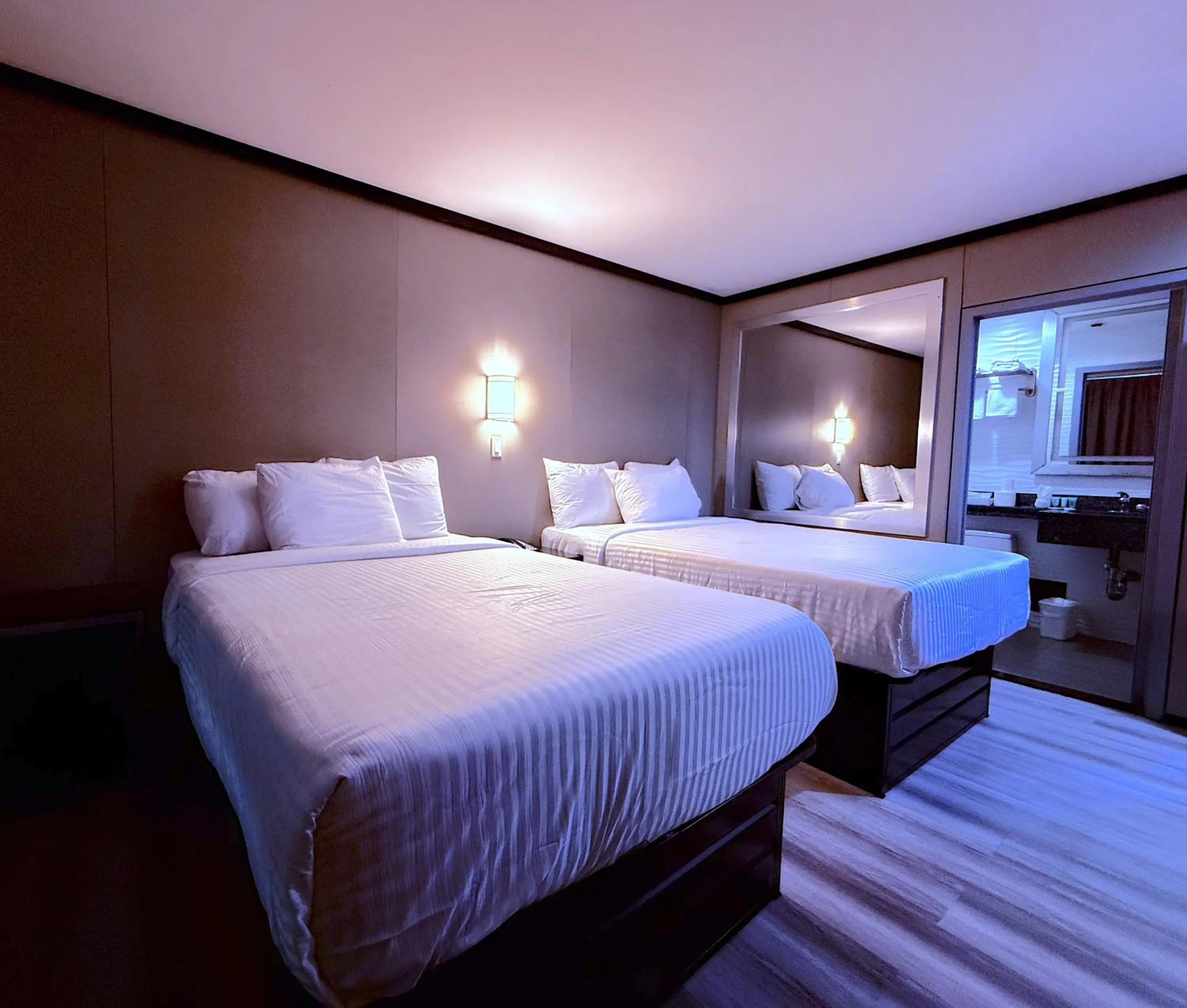 Photo of the whole room, Bed in Umbrella Hotel Bronx