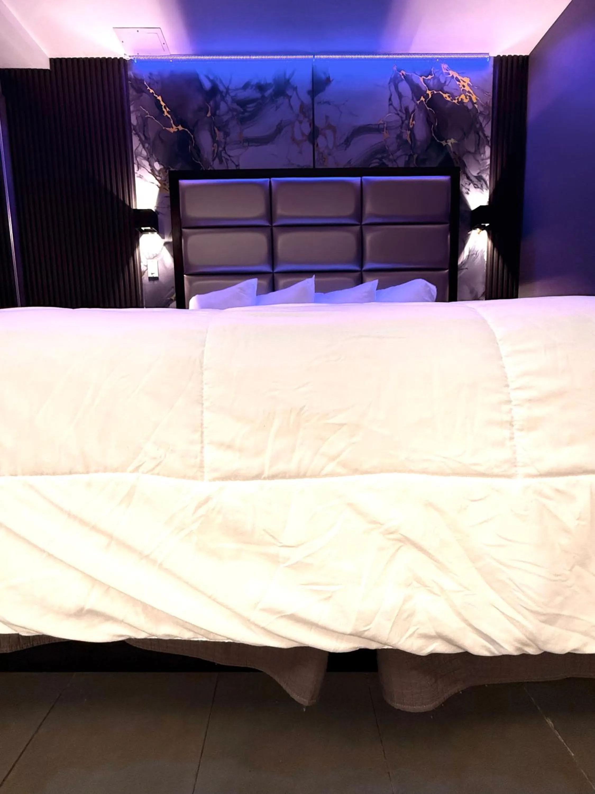 Bed in Umbrella Hotel Bronx