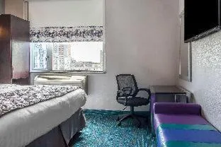 Bed in Umbrella Hotel Bronx