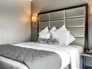 Bed in Umbrella Hotel Bronx