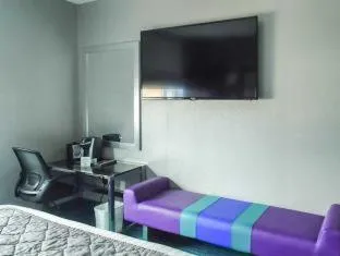 Bed in Umbrella Hotel Bronx