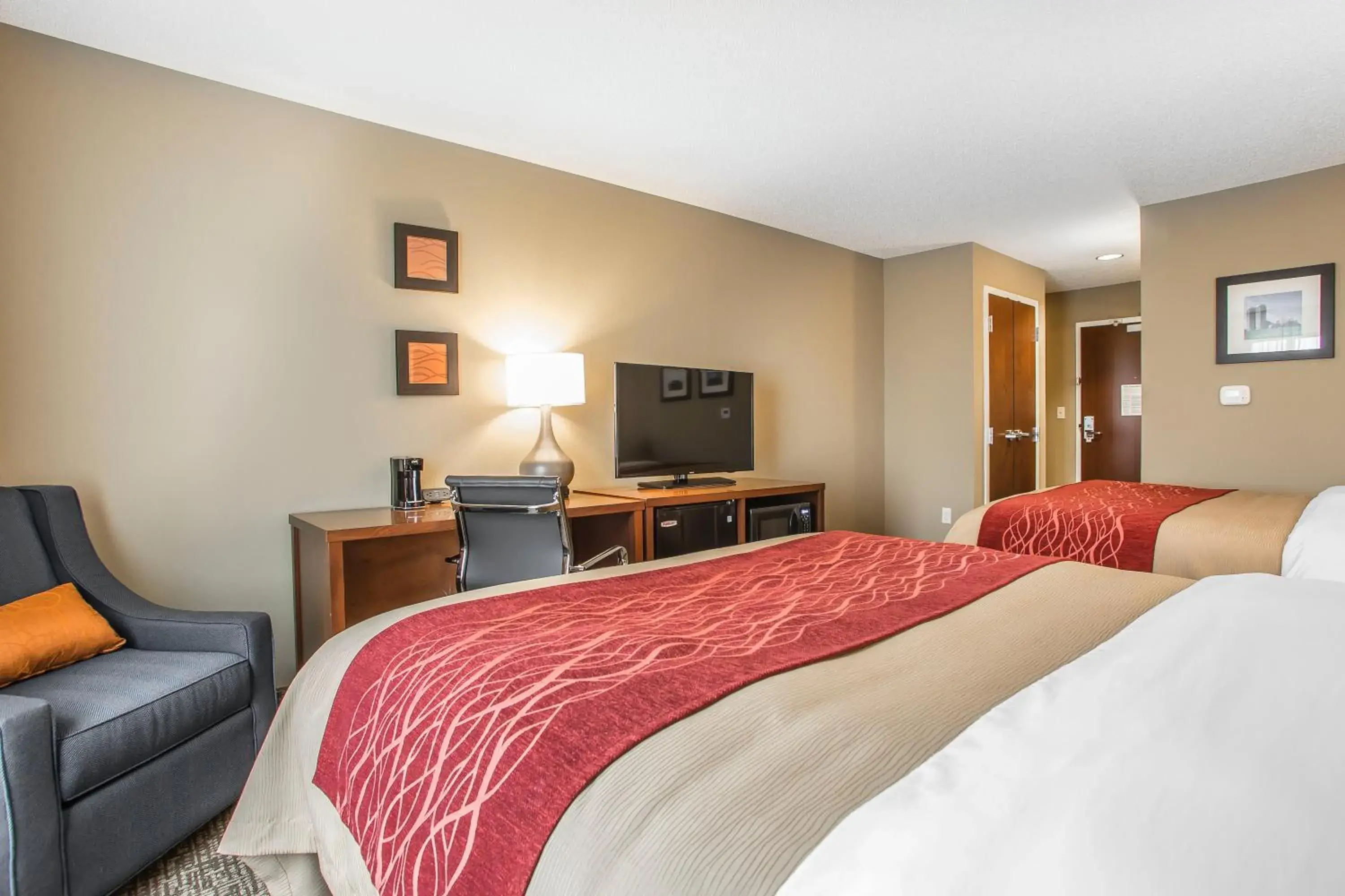 Bed in Comfort Inn PA Turnpike - I-81 Bed in Comfort Inn PA Turnpike - I-81