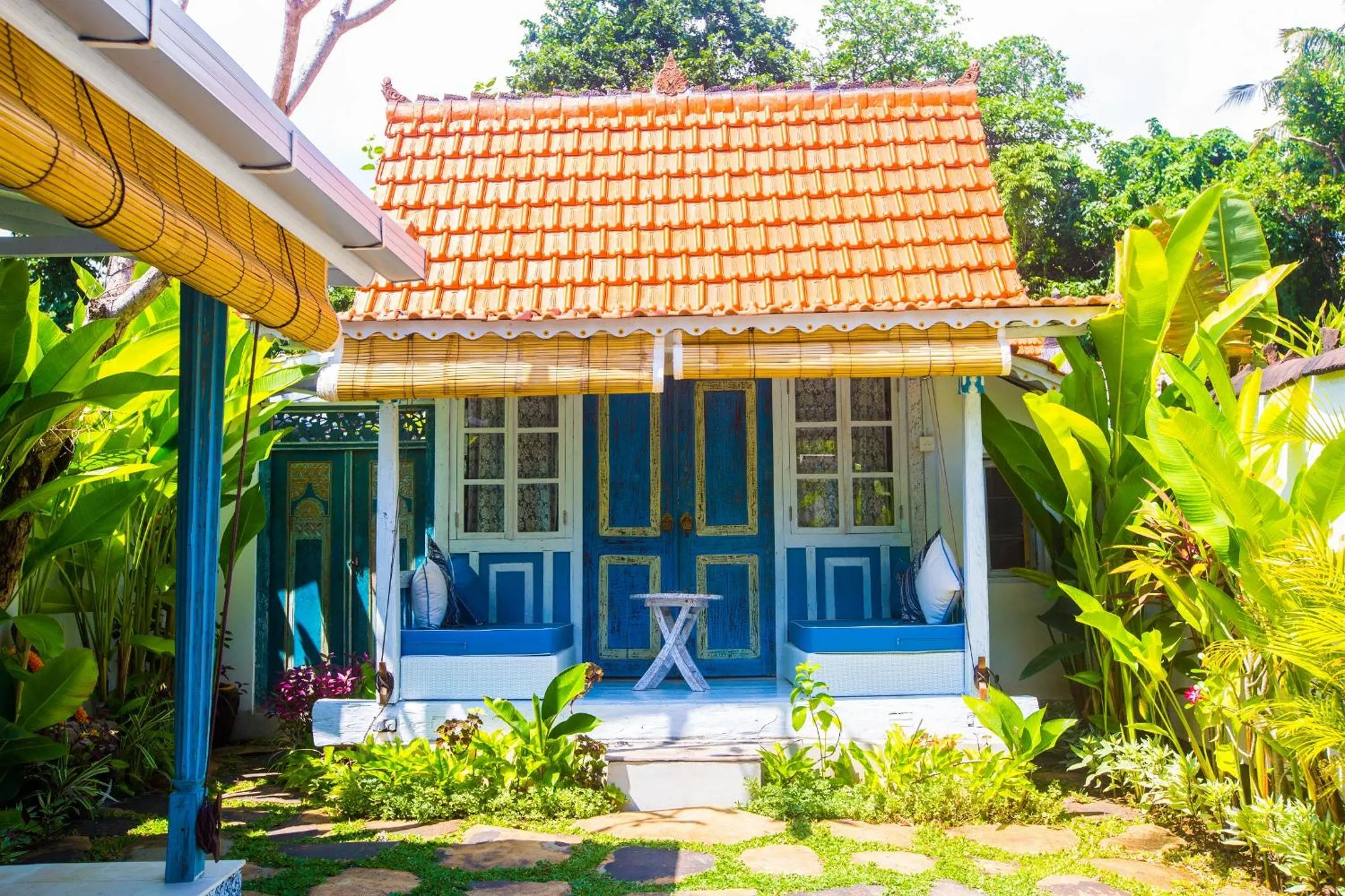 Facade/entrance in Lata Lama