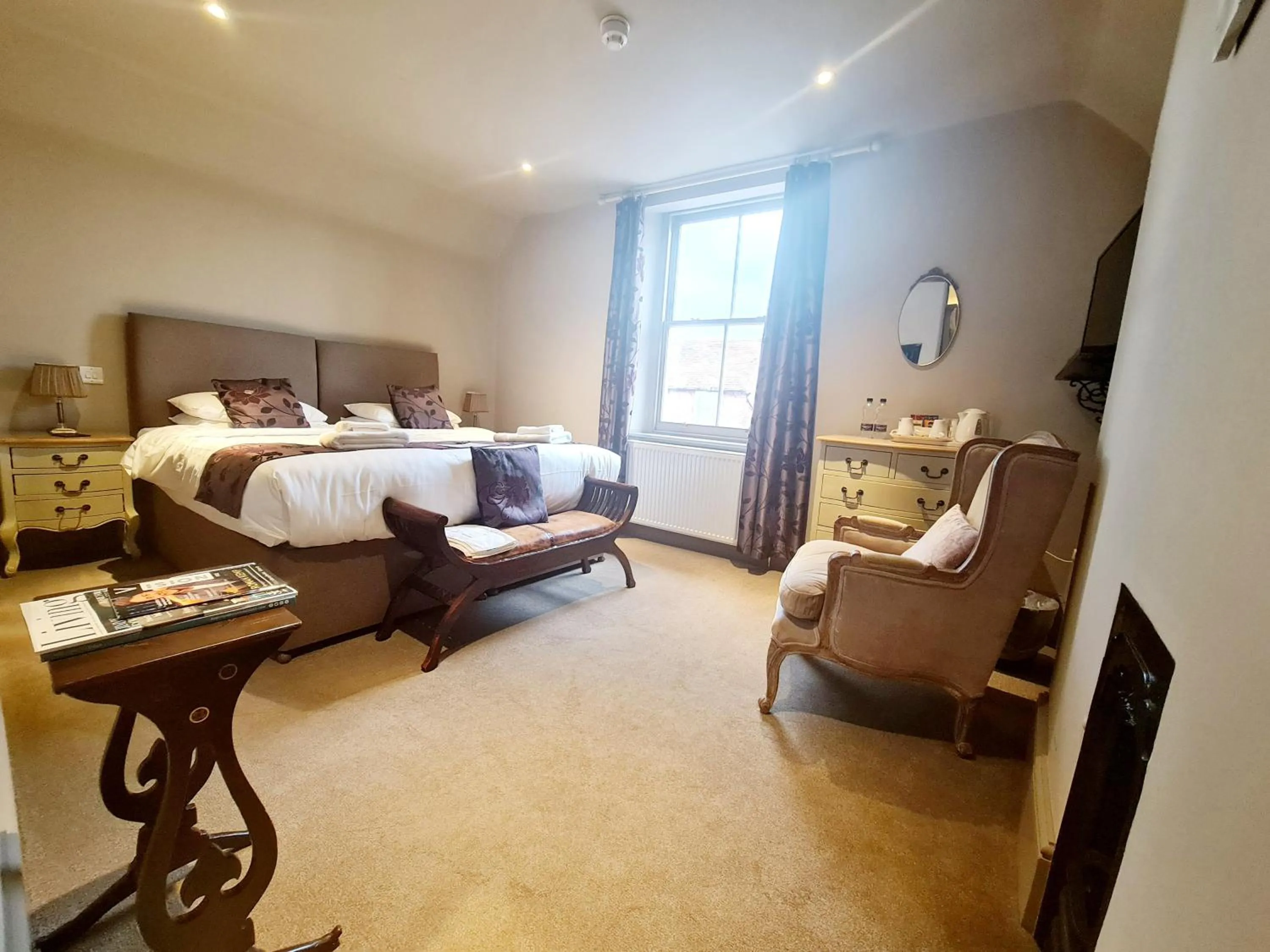 Bedroom, Bed in The Harvard Inn