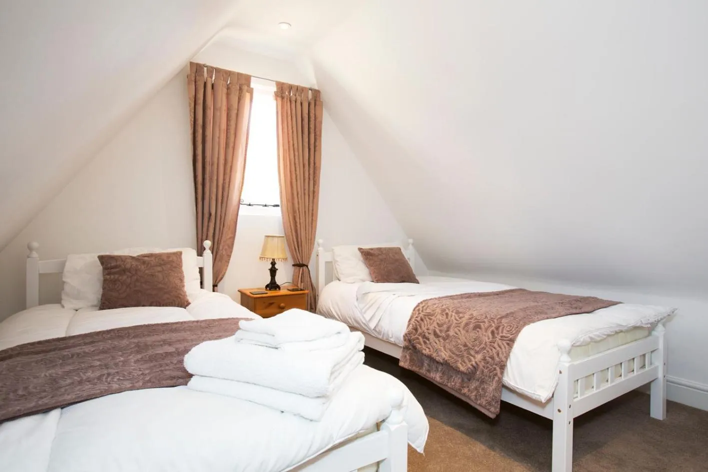 Bed in The Harvard Inn