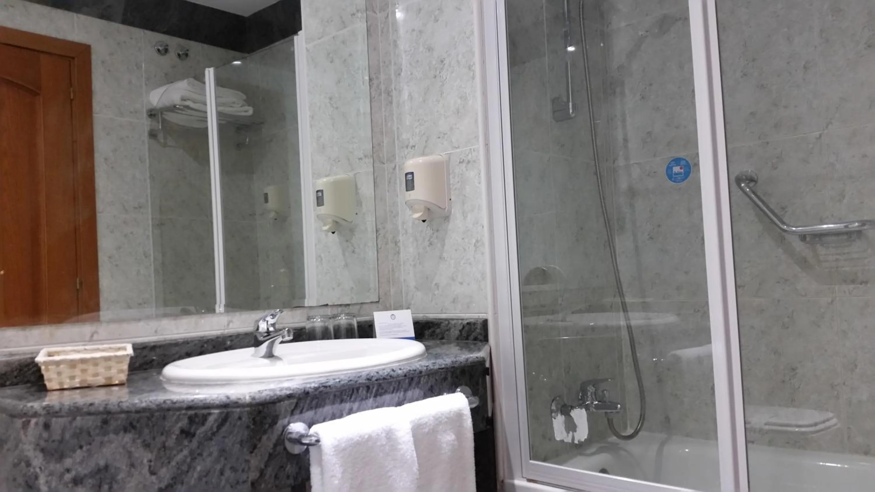 Bathroom in Hotel Humanes