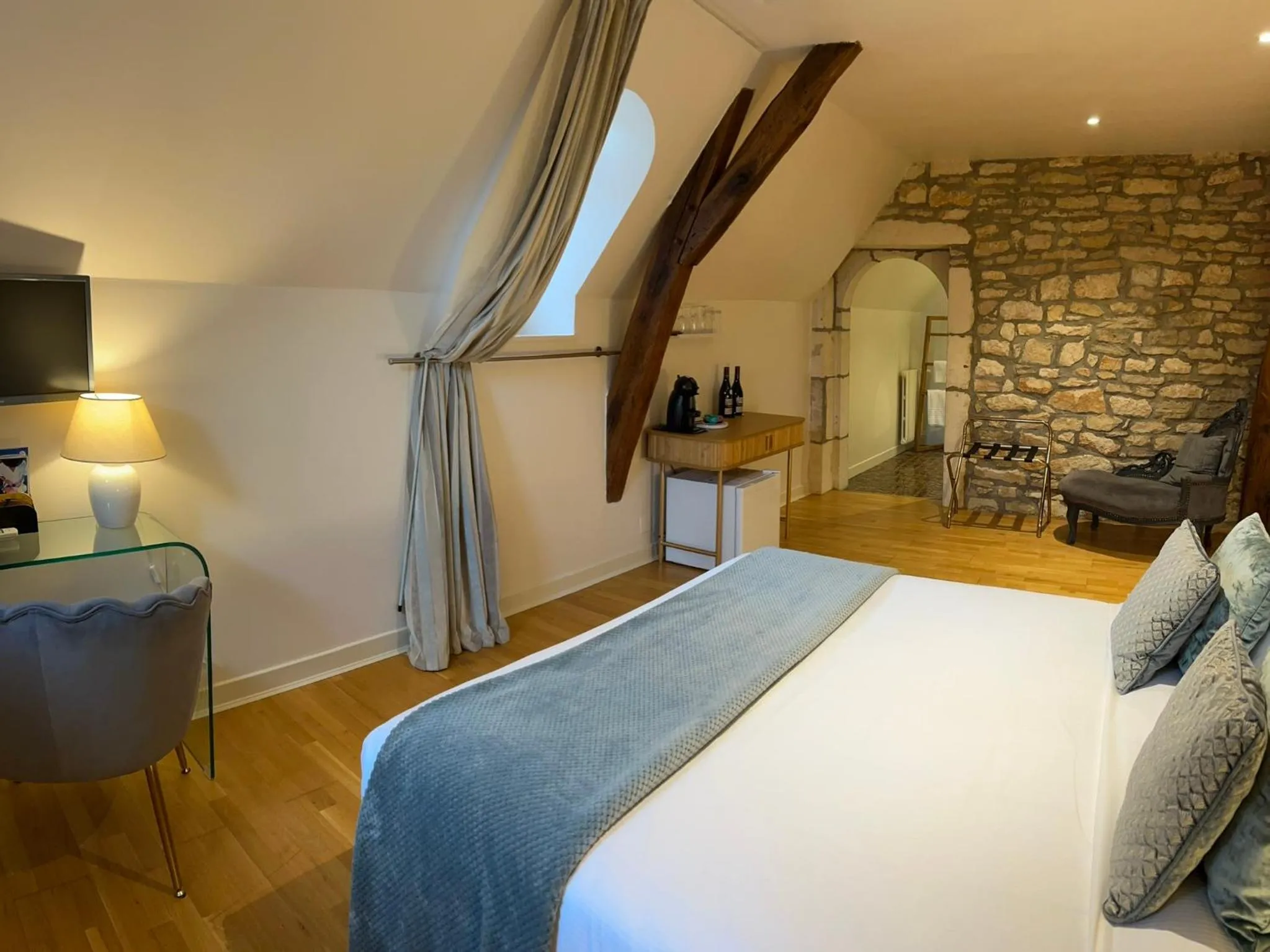 Shower, Bed in Domaine Pont Juillet