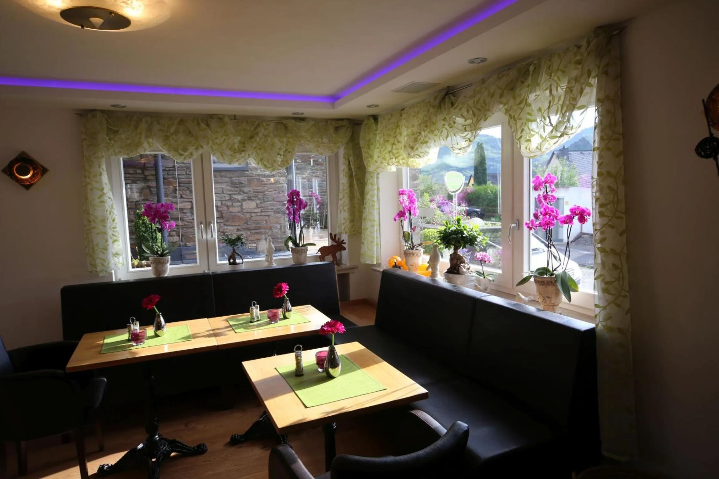 Communal lounge/ TV room in Hotel Vintage Am Bundesbank-Bunker