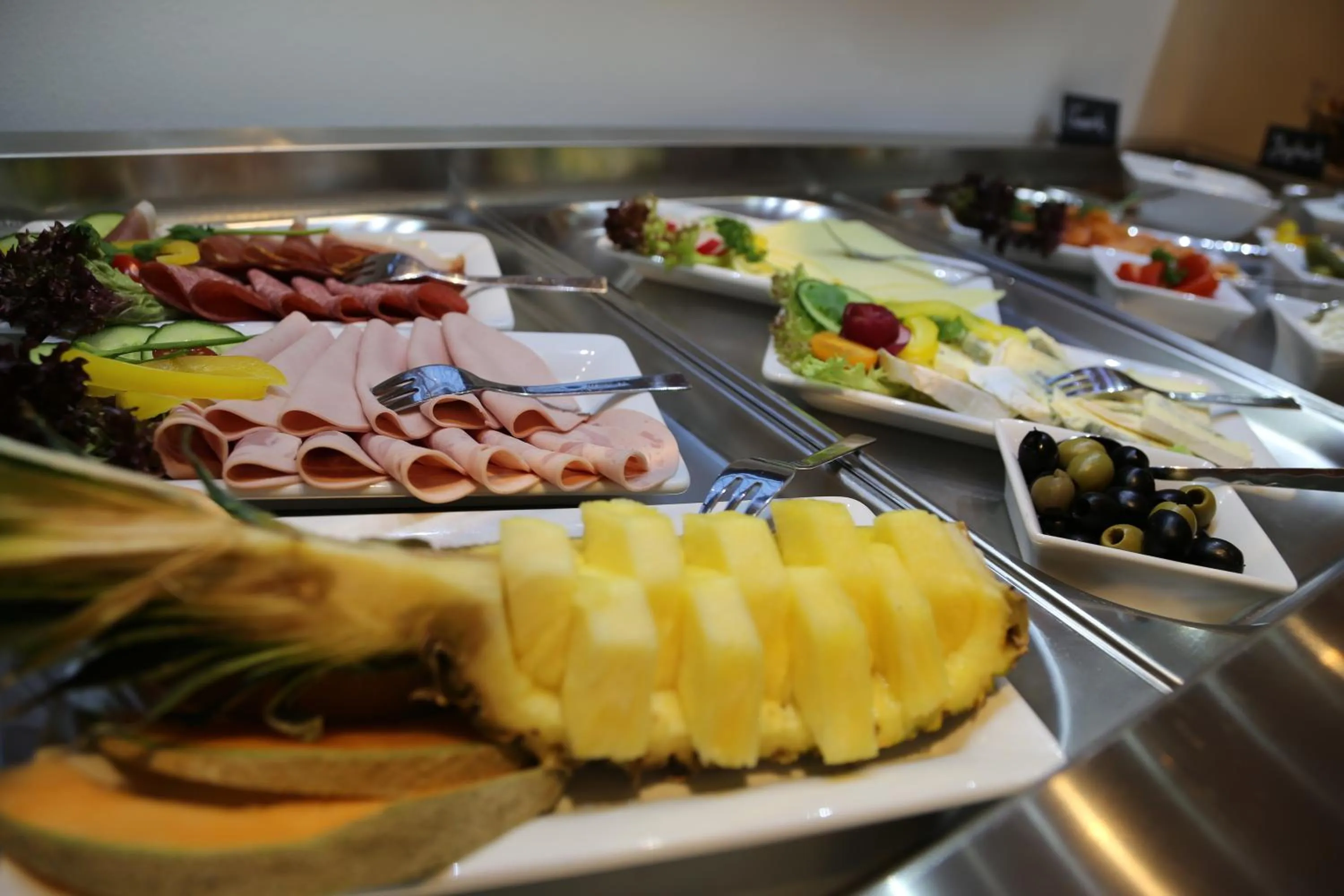 Buffet breakfast in Hotel Vintage Am Bundesbank-Bunker