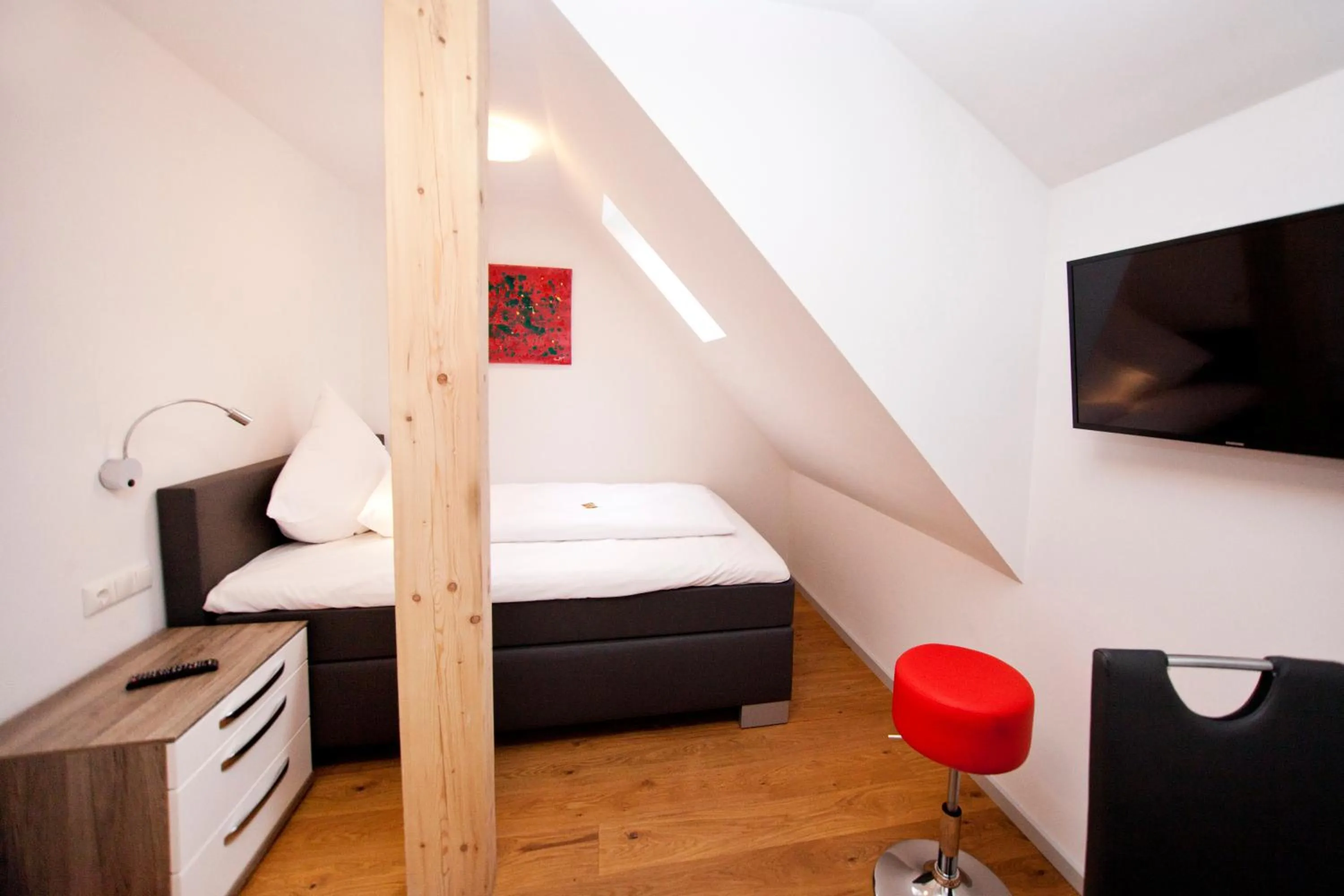 Photo of the whole room, Bed in Hotel Vintage Am Bundesbank-Bunker