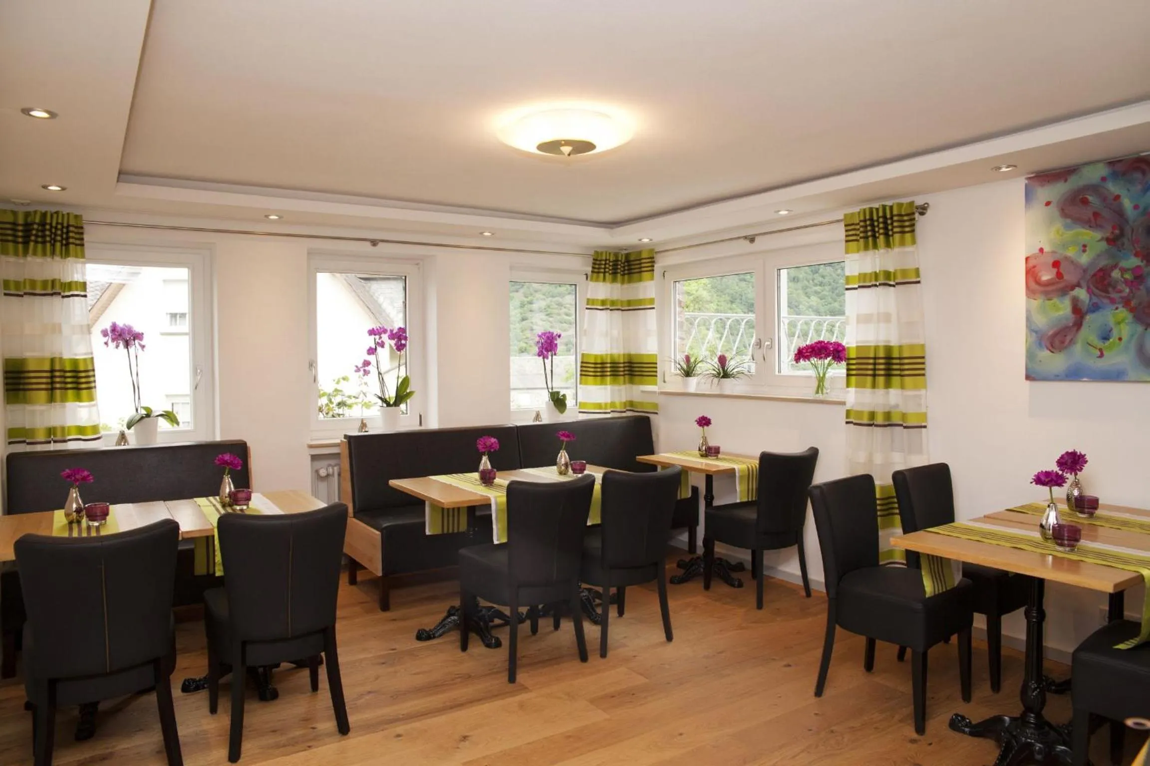 Communal lounge/ TV room in Hotel Vintage Am Bundesbank-Bunker