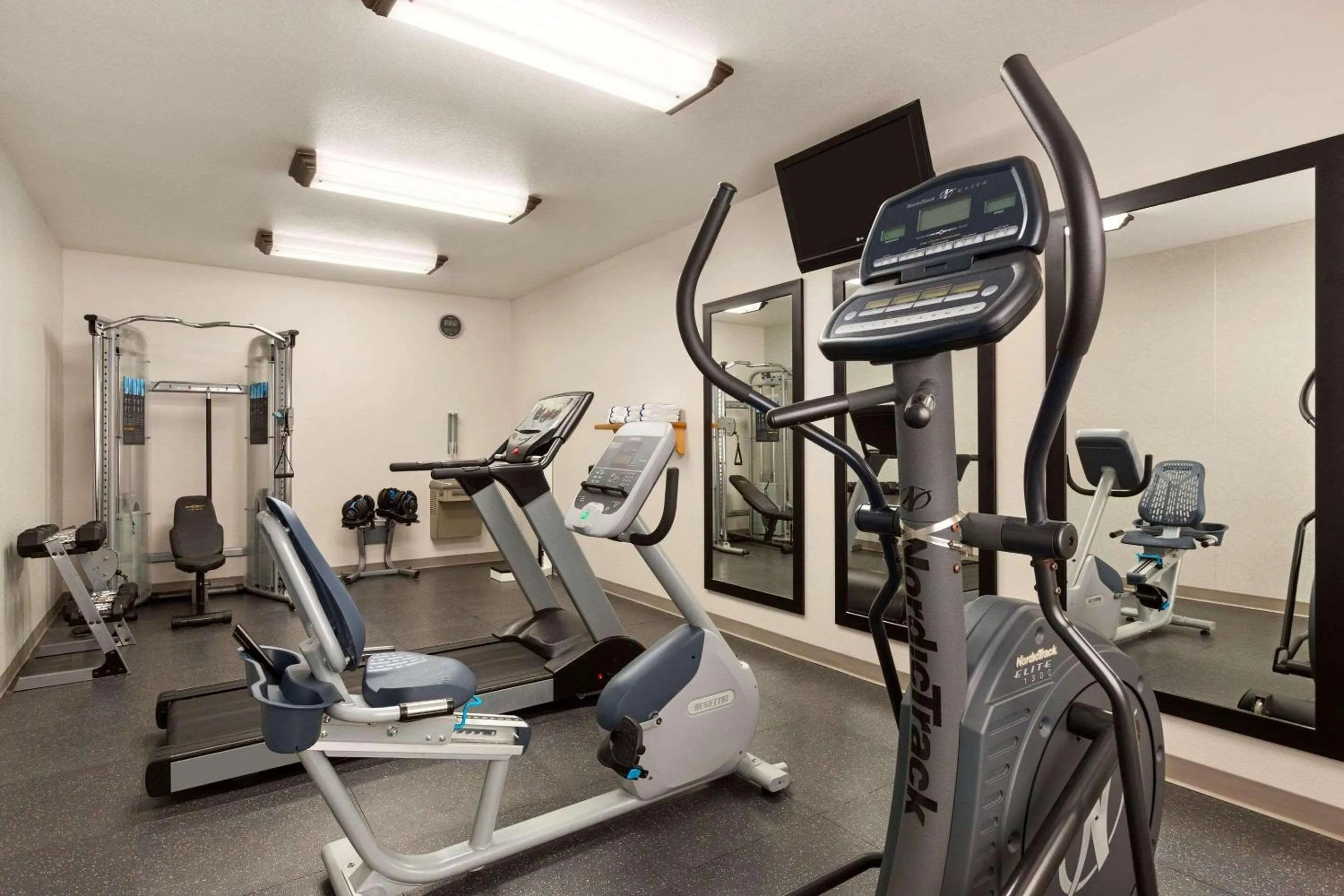 Fitness centre/facilities in Country Inn & Suites by Radisson, Fort Worth West l-30 NAS JRB