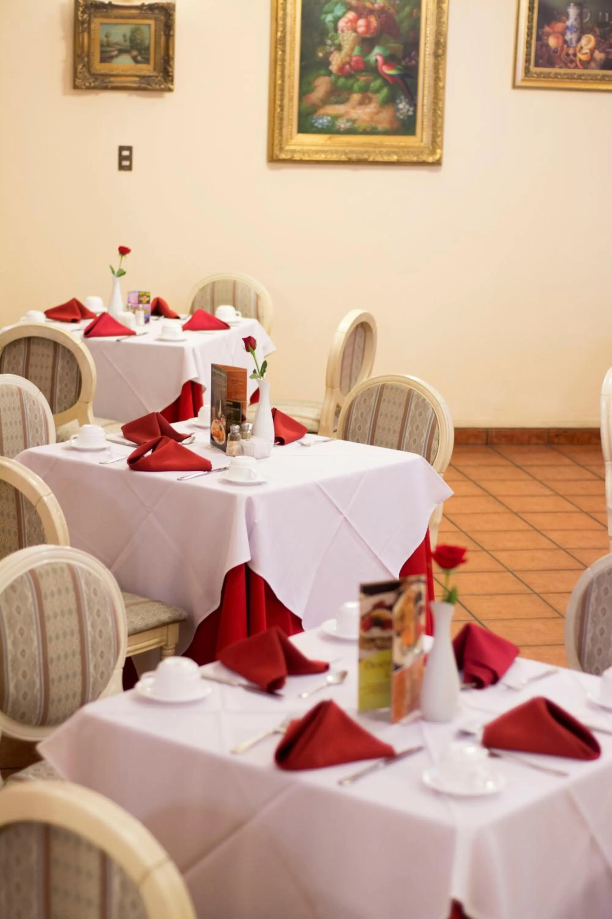 Restaurant/places to eat in Hotel Royal Palace