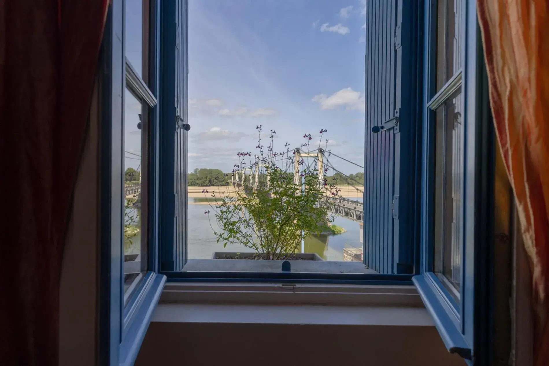 Deluxe Double or Twin Room with River View in Auberge de la Loire Deluxe Double or Twin Room with River View in Auberge de la Loire