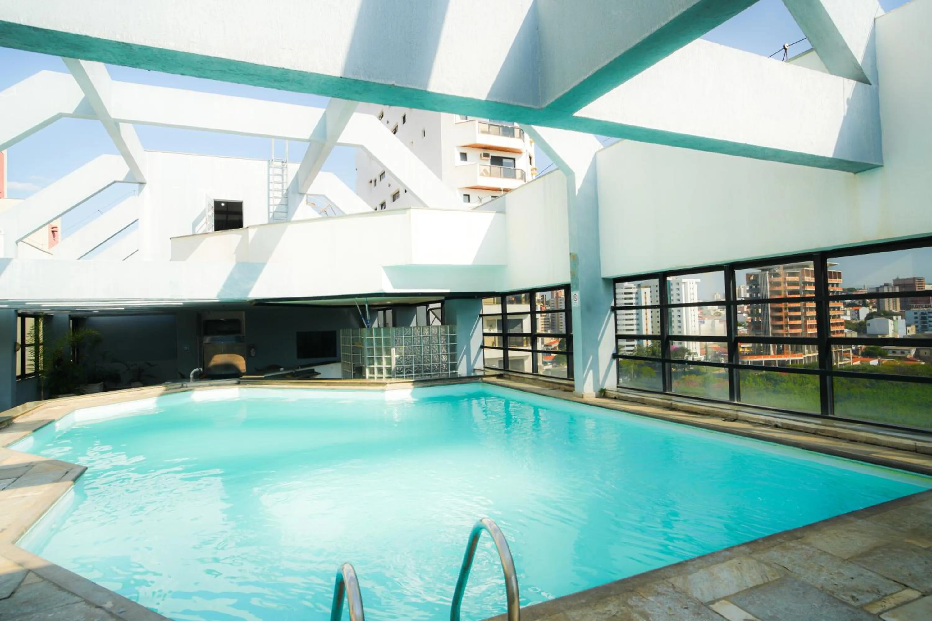 Swimming pool in Hotel Dan Inn Sorocaba by Nacional Inn