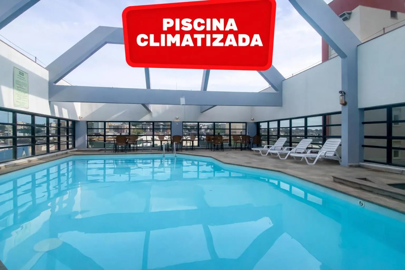 Swimming pool in Hotel Dan Inn Sorocaba by Nacional Inn