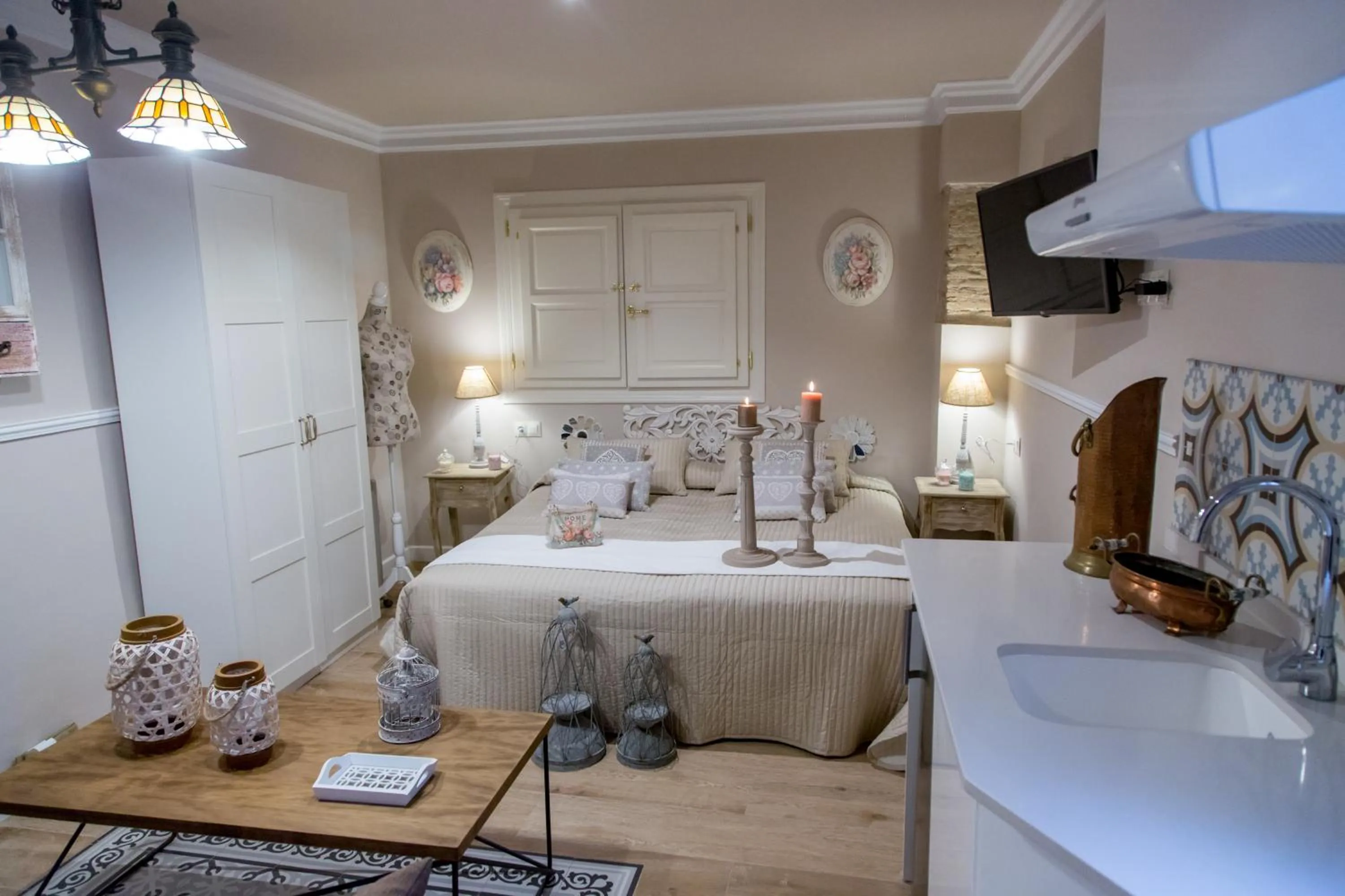 Photo of the whole room, Bed in Palacio Almagra