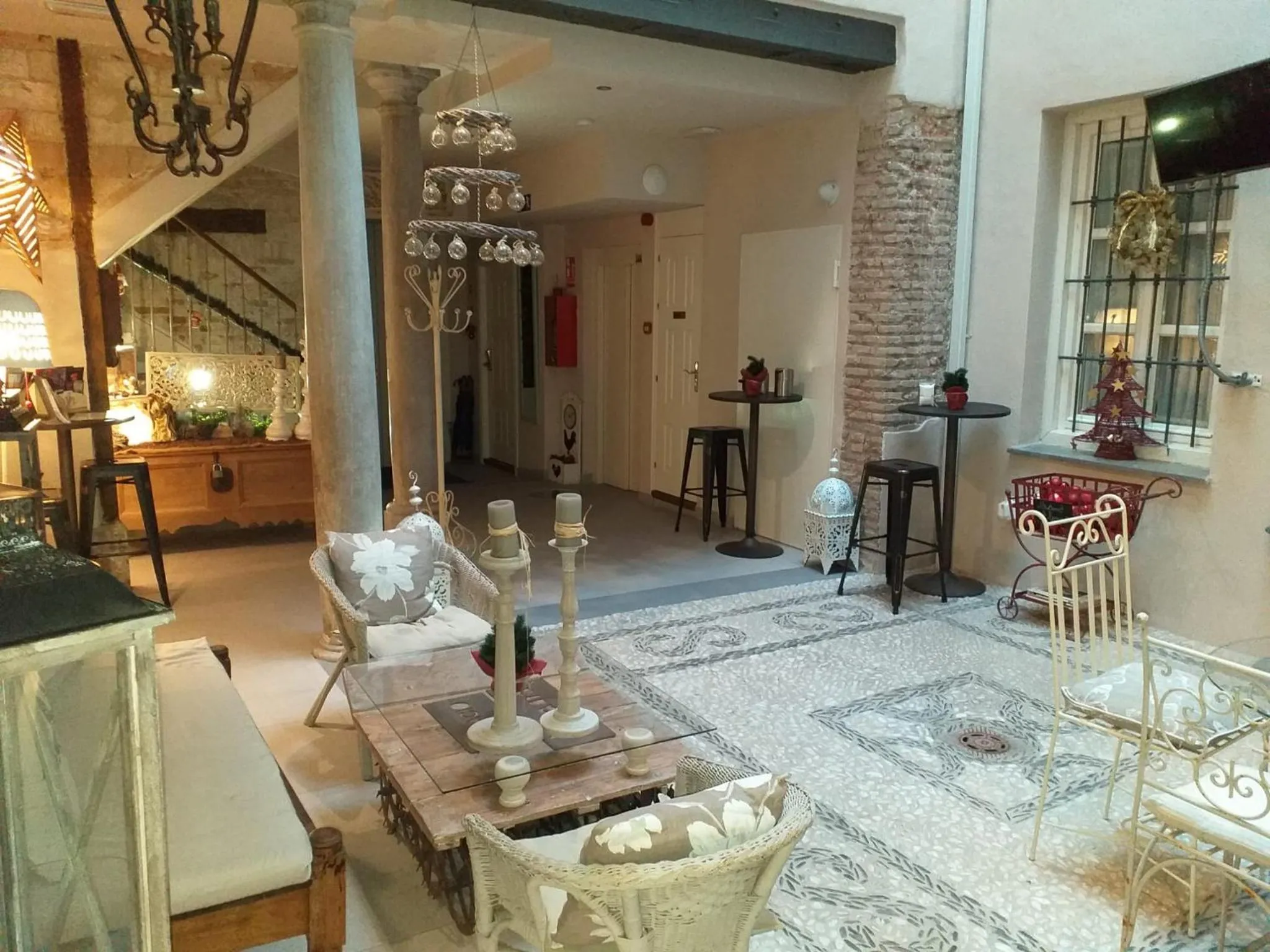 Inner courtyard view in Palacio Almagra