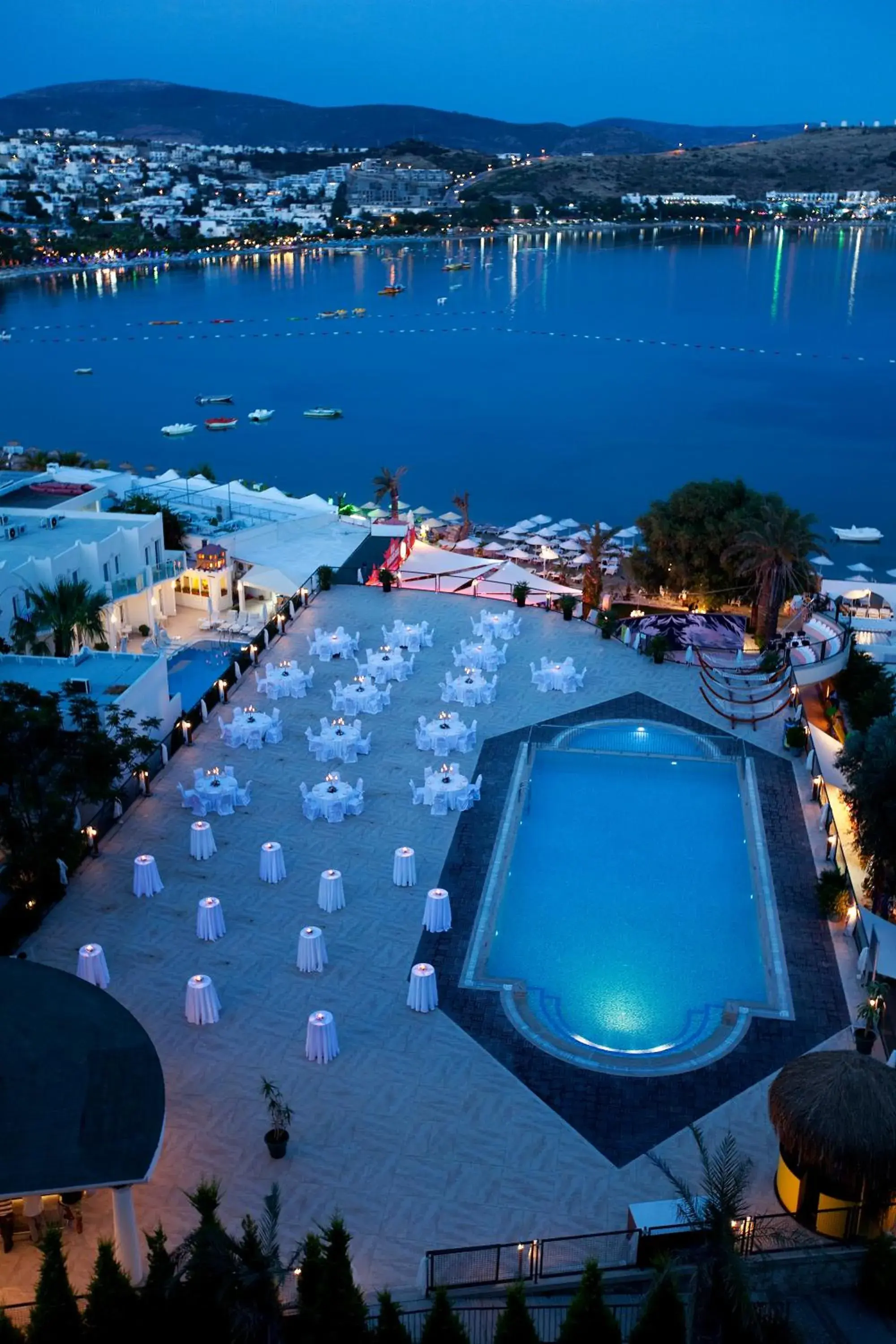 Swimming pool in Royal Asarlik Beach Hotel Swimming pool in Royal Asarlik Beach Hotel