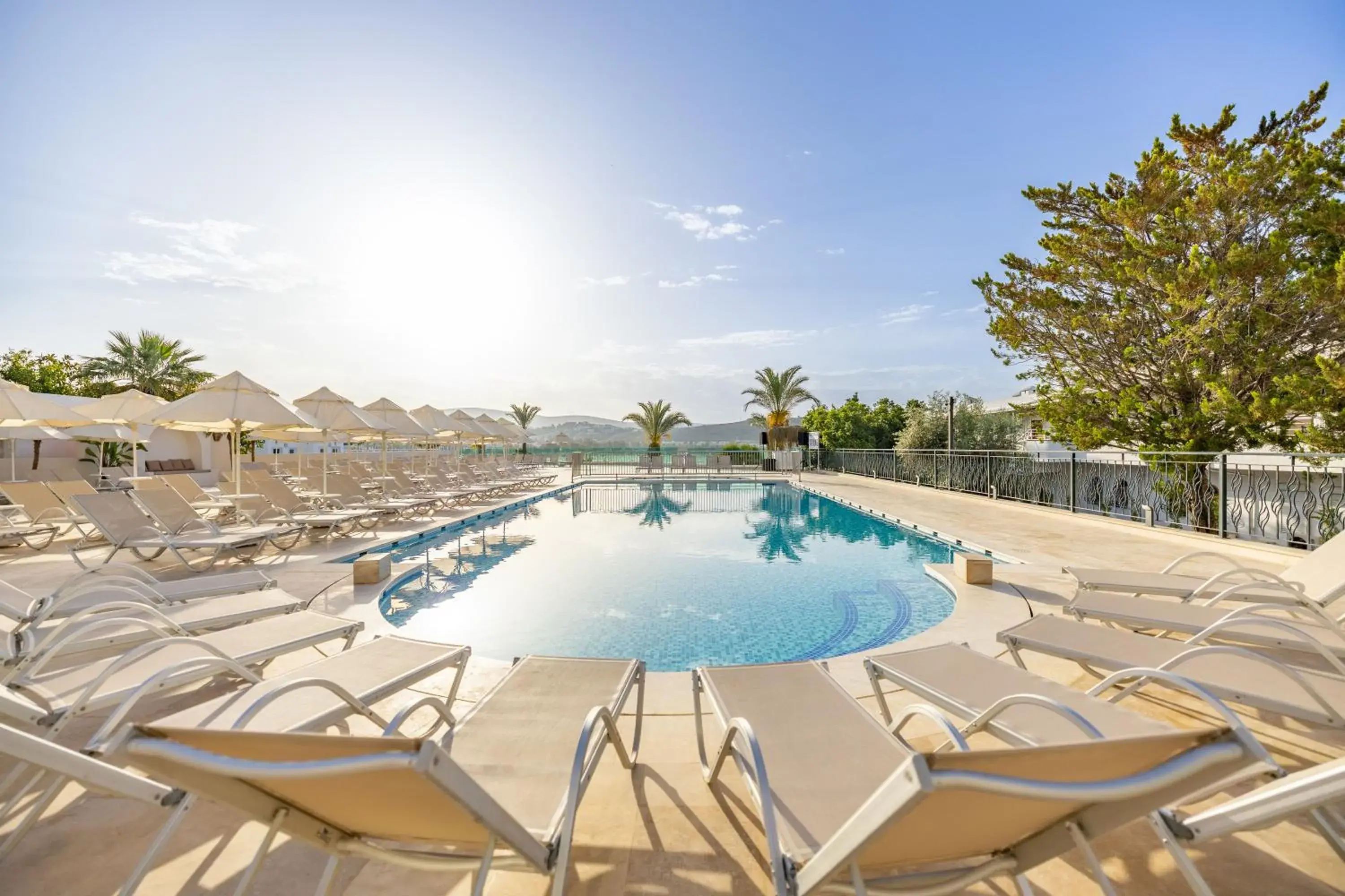 Swimming pool in Royal Asarlik Beach Hotel Swimming pool in Royal Asarlik Beach Hotel