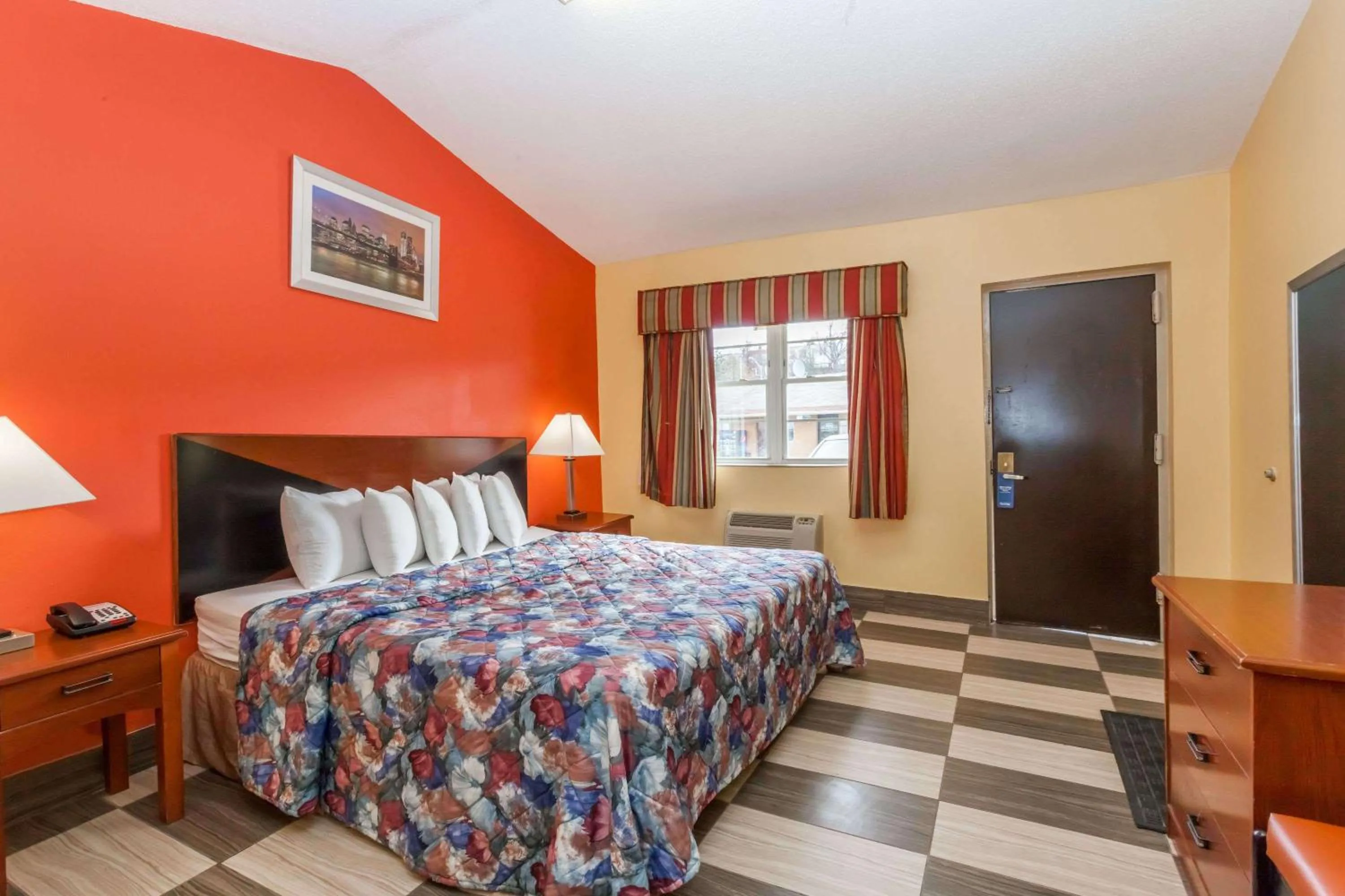 Photo of the whole room, Bed in Travelodge by Wyndham Jersey City