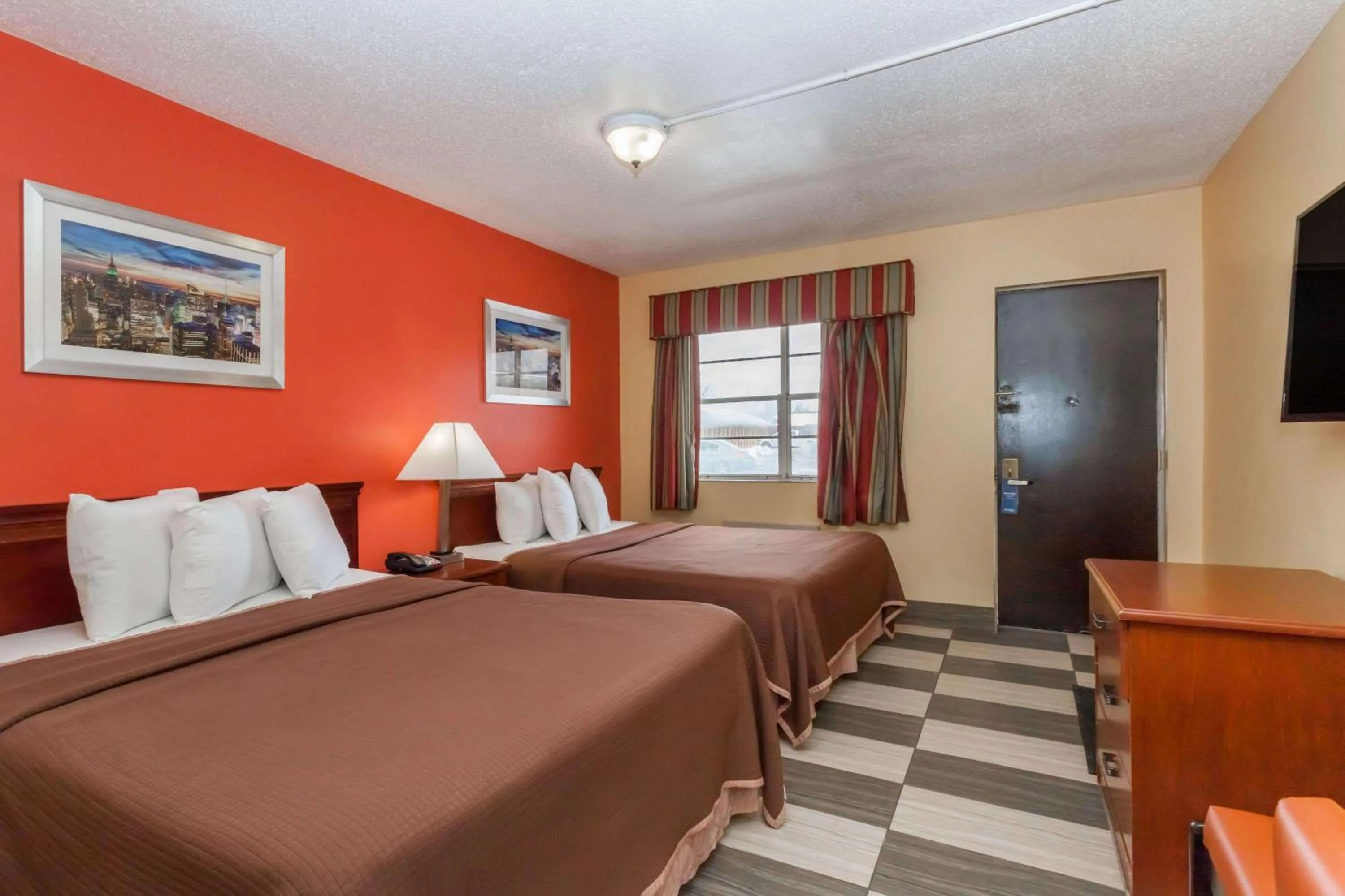 Photo of the whole room, Bed in Travelodge by Wyndham Jersey City