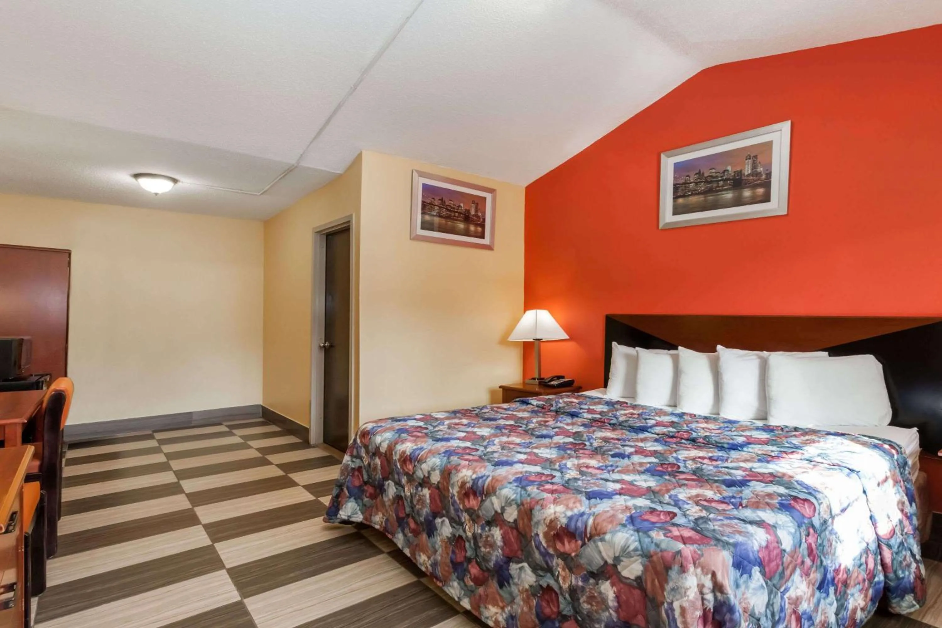 Photo of the whole room, Bed in Travelodge by Wyndham Jersey City